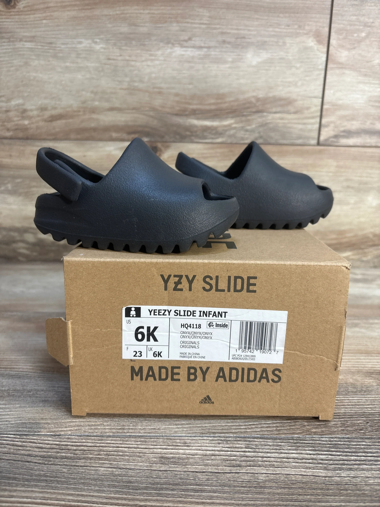 Adidas Yeezy Slides in Onyx sz 6c