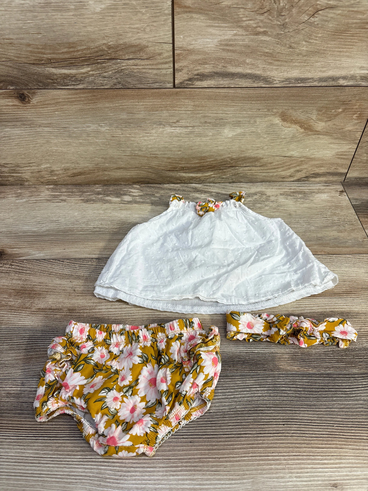 Daisy Fuentes 3pc Sleeveless Top & Bottoms White sz 6-9m - Me n Mommy To Be