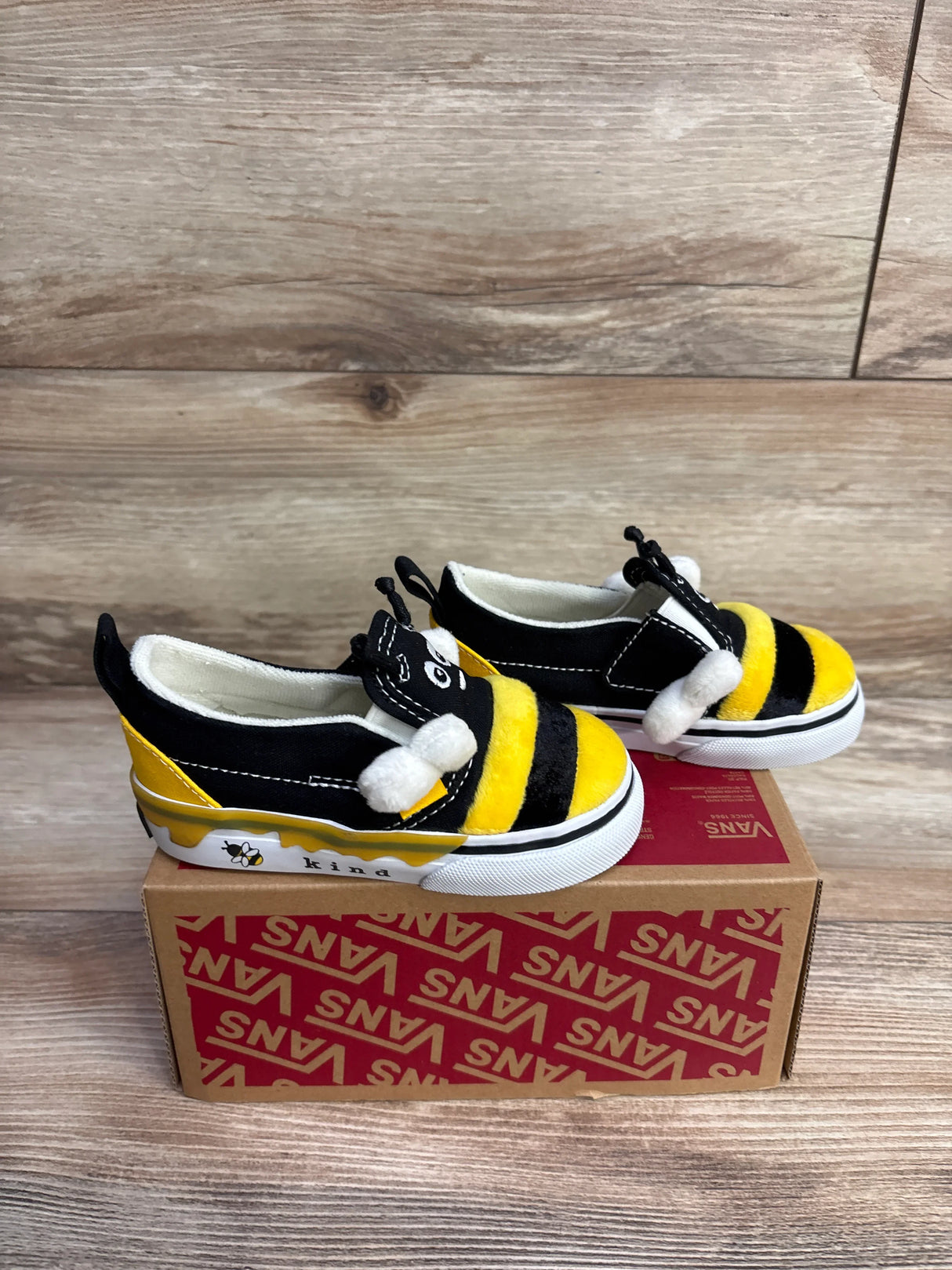 Vans Slip-On V Bee Sneakers sz 6.5c