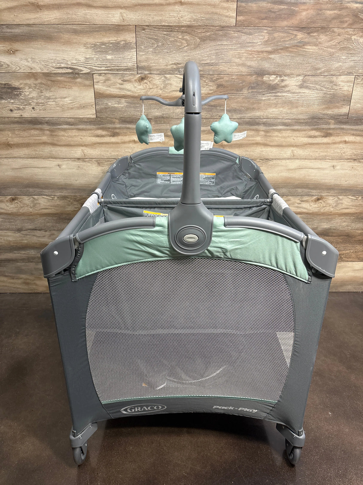 Graco Pack 'n Play Change 'n Carry Playard in Manor*