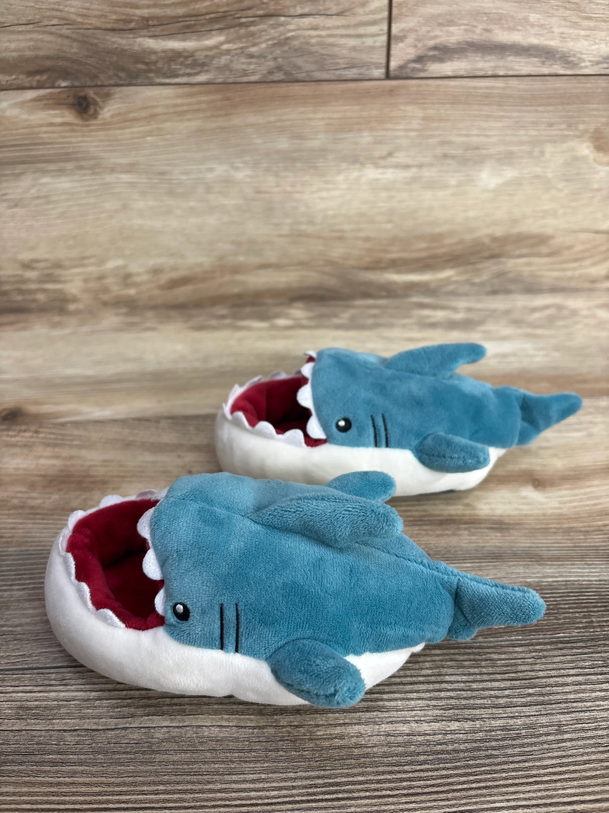 Cat & Jack Shark Bite Slippers Blue sz 5/6c