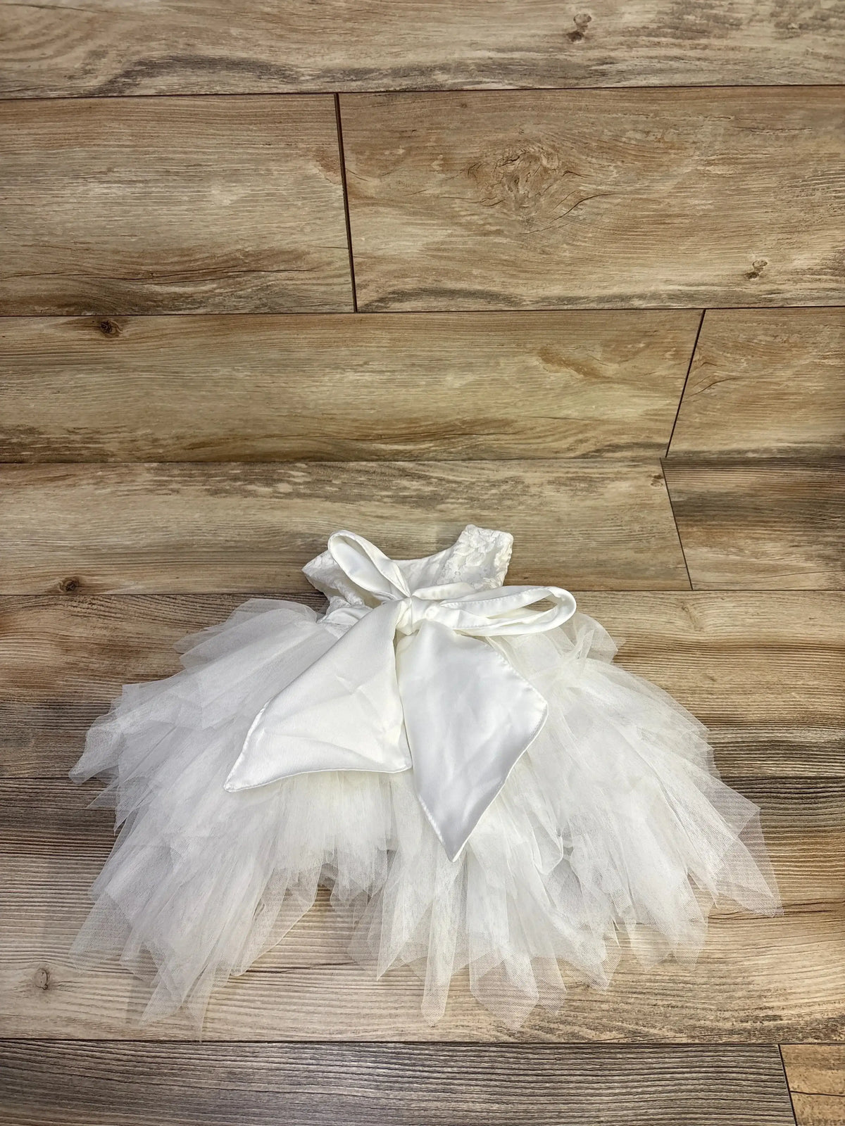 Back view of Topmaker backless A-line lace flower girl dress in white size 12m with flower lace back and layered tulle tutu