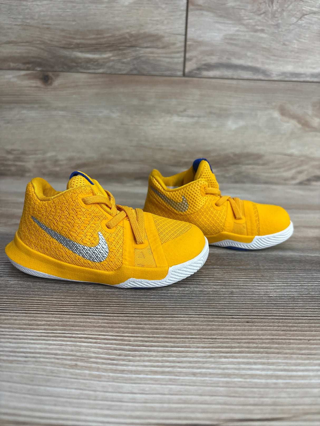 Nike Kyrie Irving III 'Mac and Cheese' Sneakers sz 6c