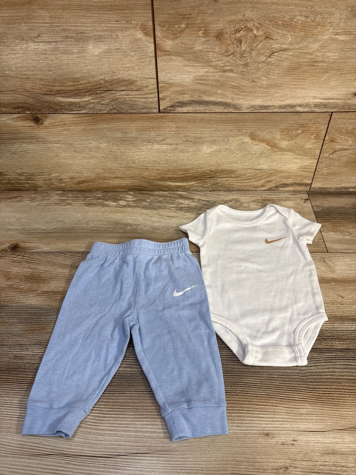 Nike 2pc Bodysuit & Pants Set White sz 6m