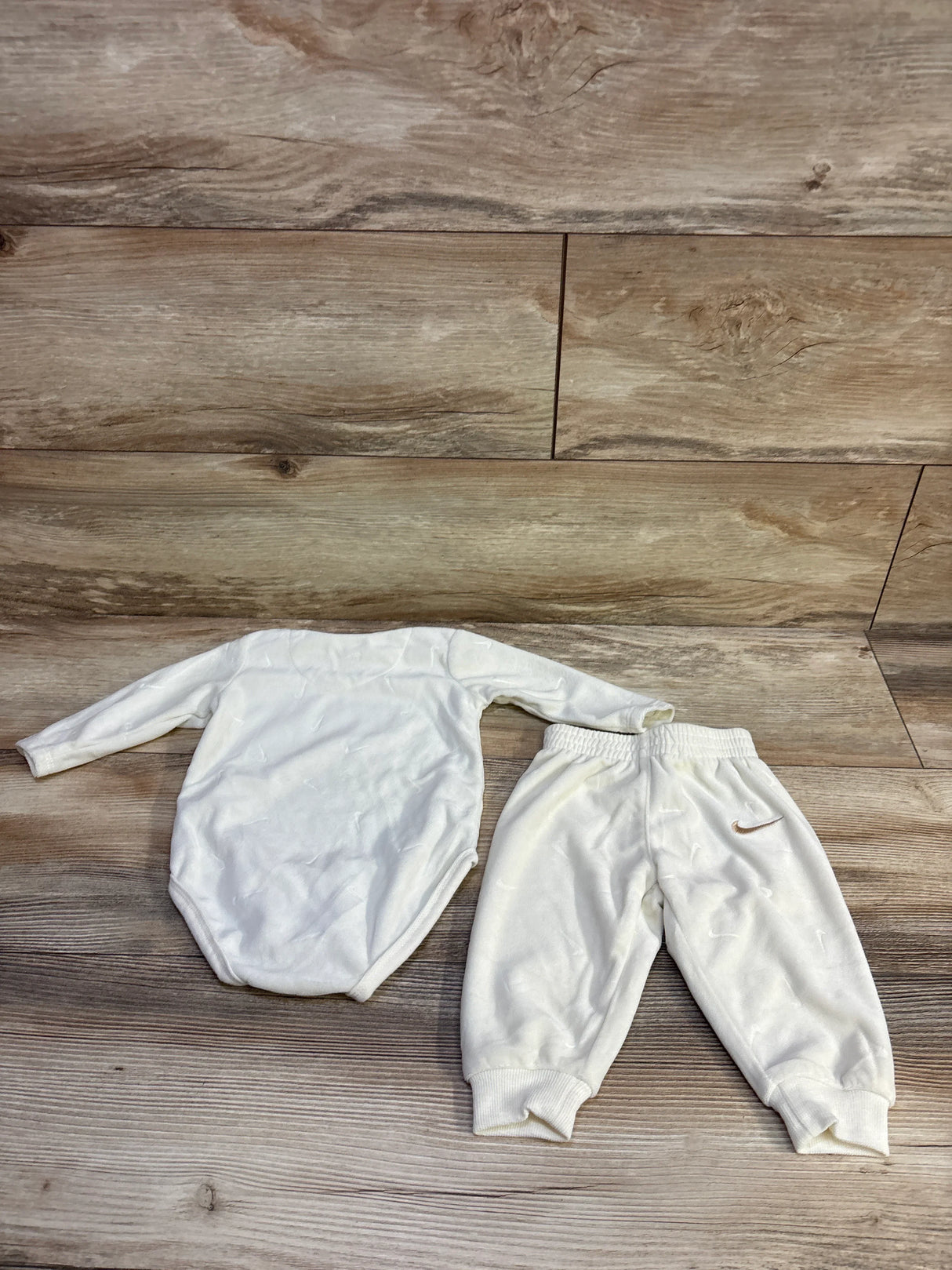 Nike 2pc Velour Long Sleeve Bodysuit & Joggers Set Cream sz 6m