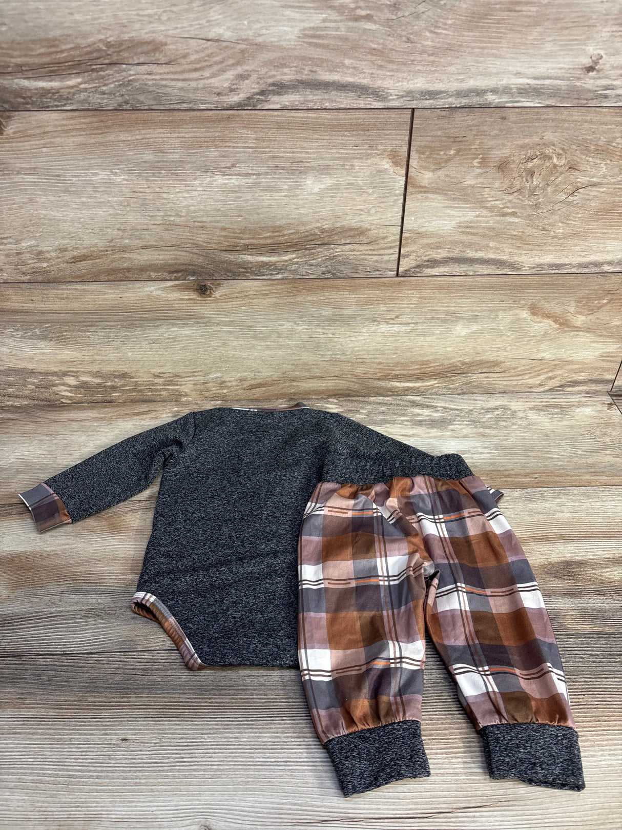 Plaid 2pc Bodysuit & Pants Set Grey sz 6-9m