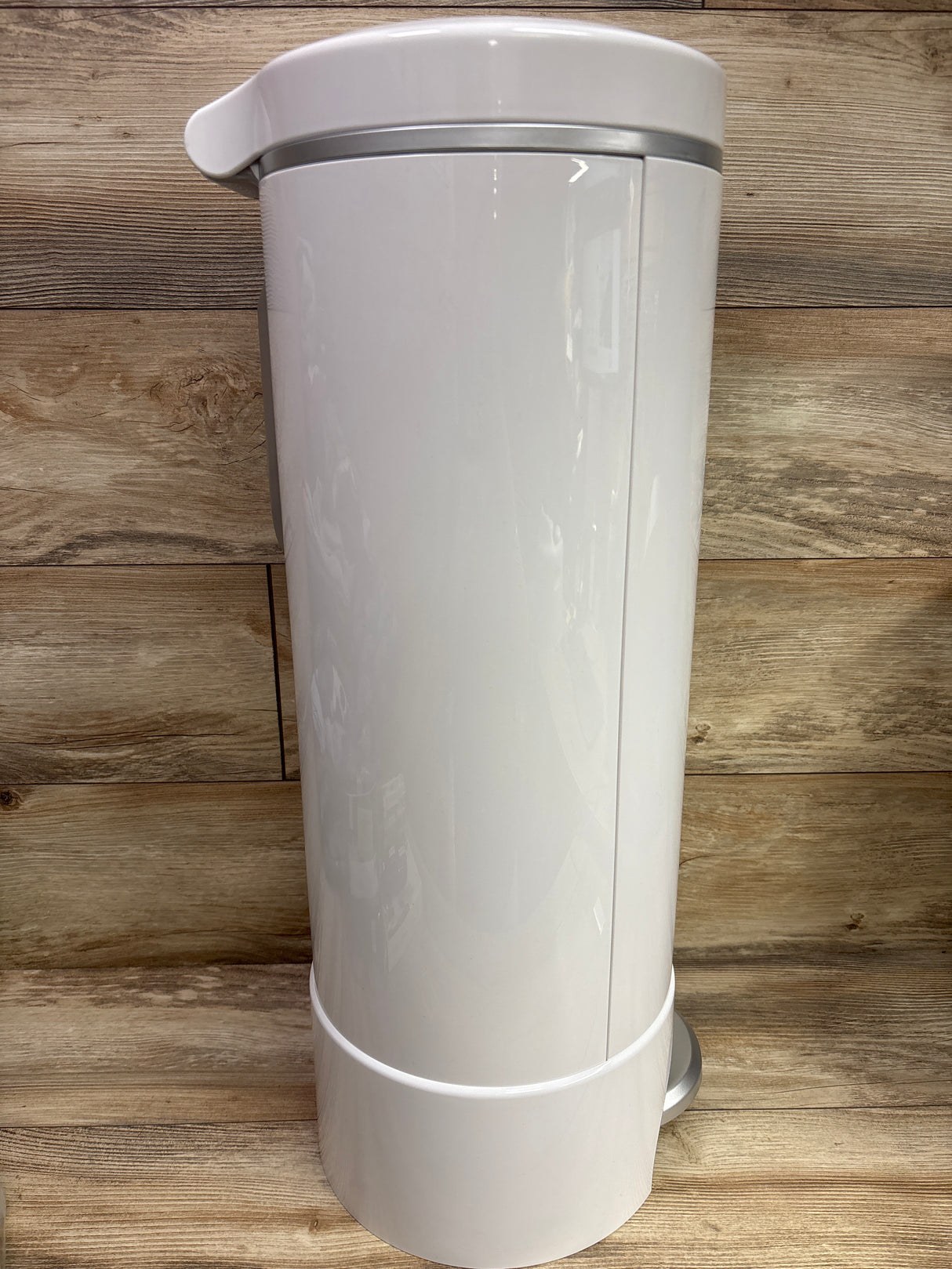 Munchkin STEP Diaper Pail, Powered by Arm & Hammer w/ Snap, Seal, & Toss Refills