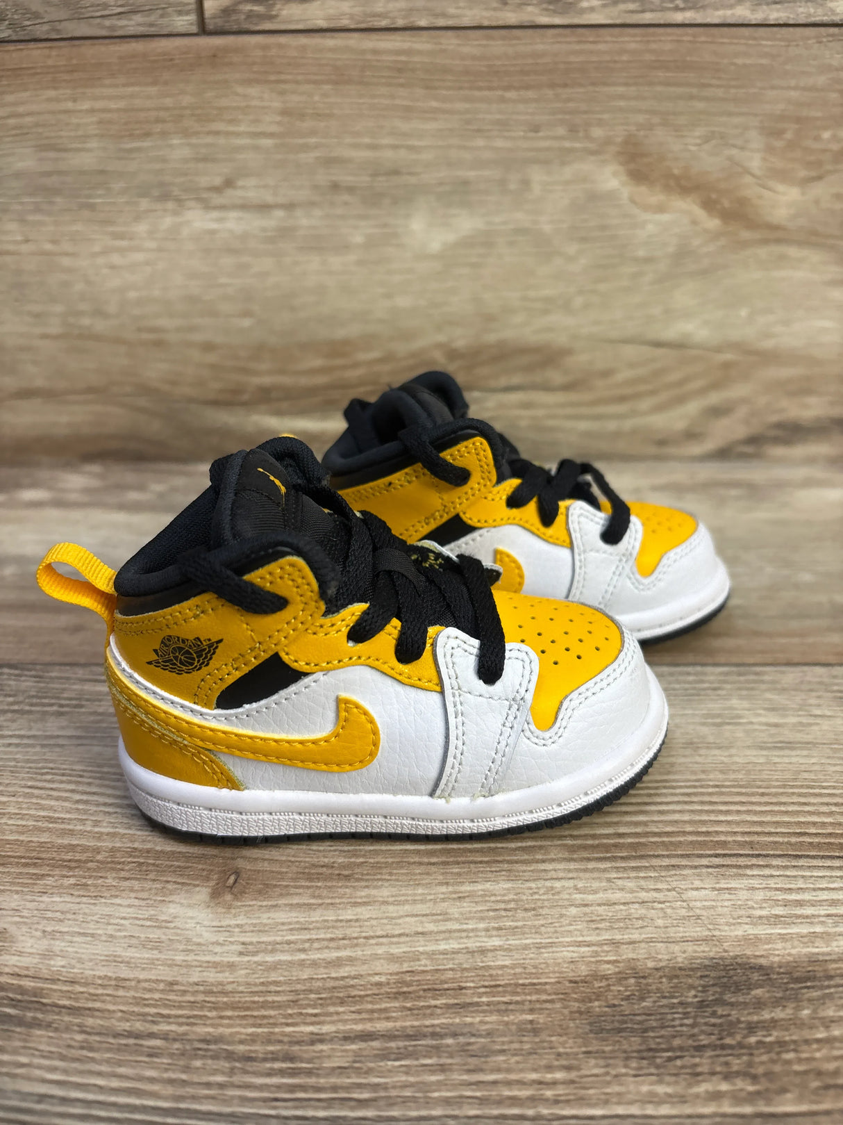 Jordan 1 Mid 'University Gold' Sneakers sz 4c