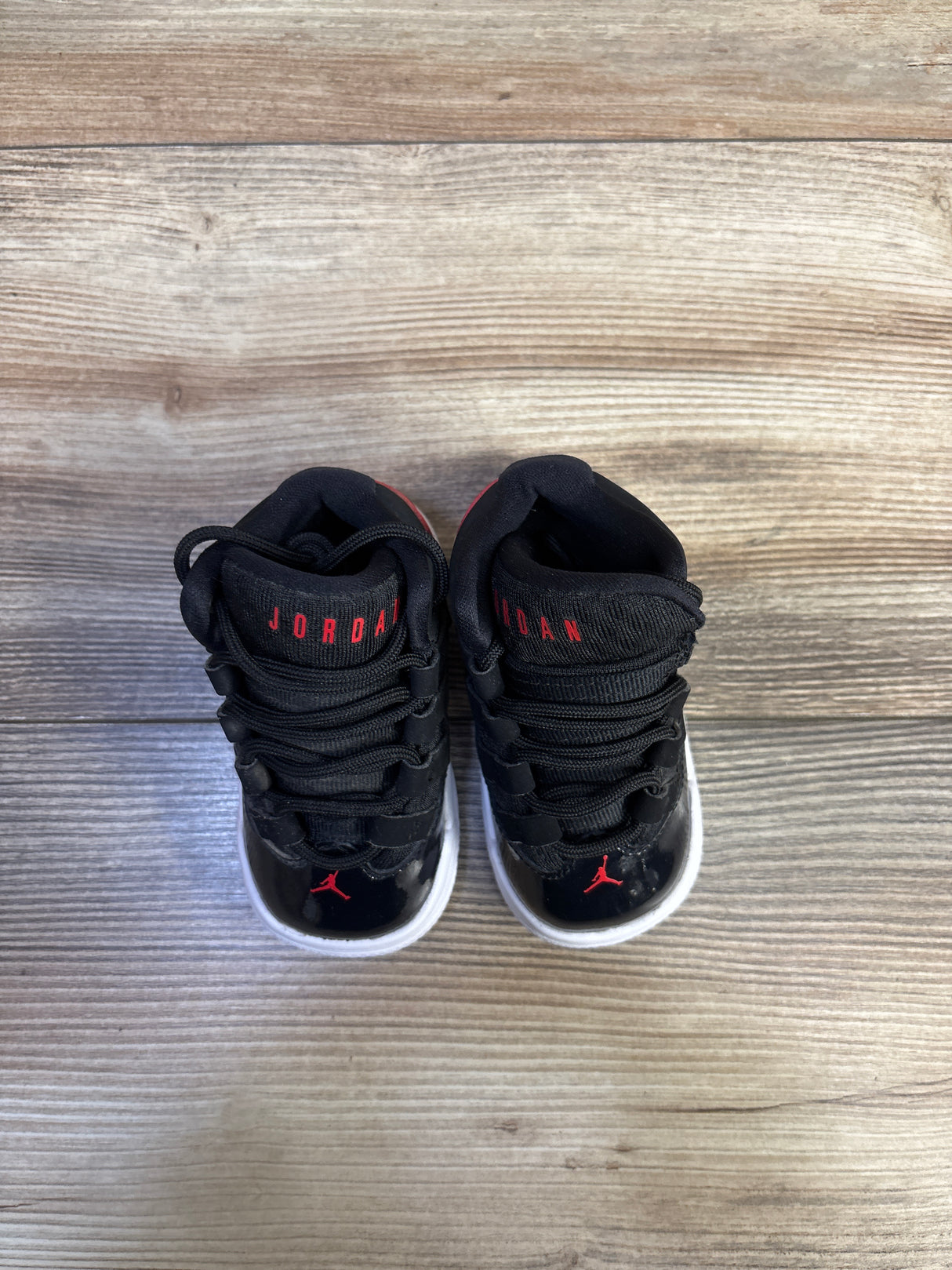 Air Jordan Max Aura BT 'Black Gym Red' Sneakers sz 4c