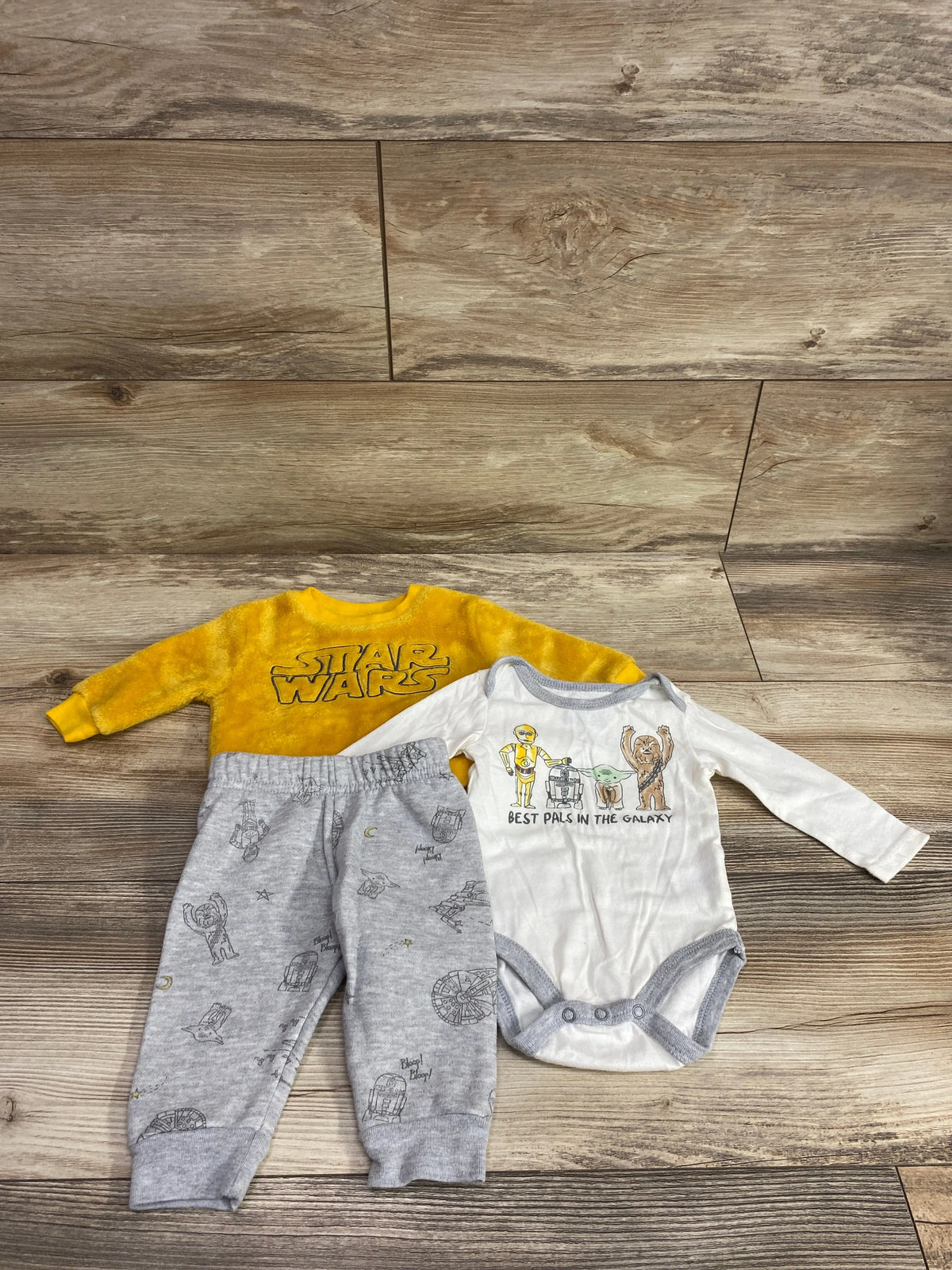 Star Wars 3pc baby set featuring a yellow plush sweatshirt, white bodysuit, and grey joggers.