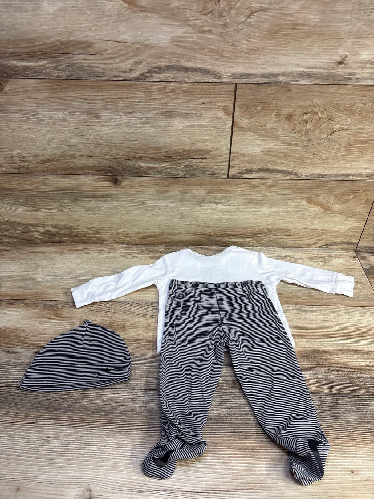 Nike 3pc Shirt, Footed Bottoms, & Hat Set White sz 6m