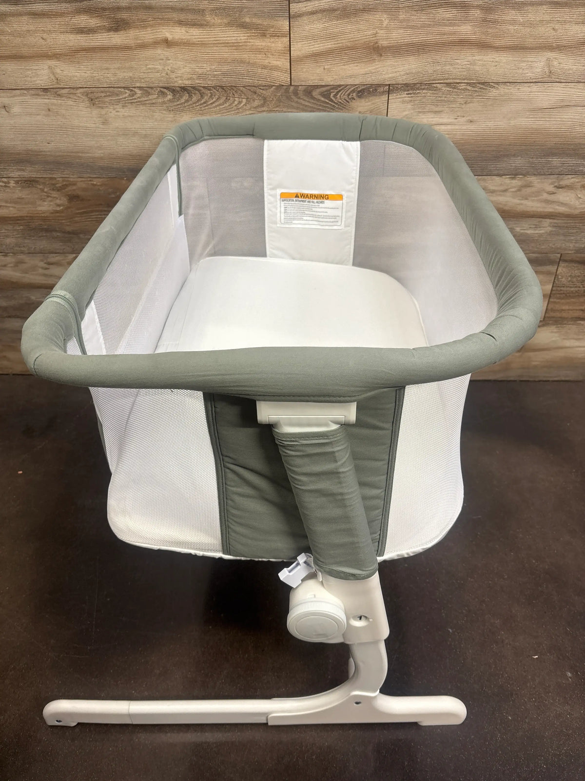 Baby Delight Beside Me Dreamer Bedside Bassinet in Grey