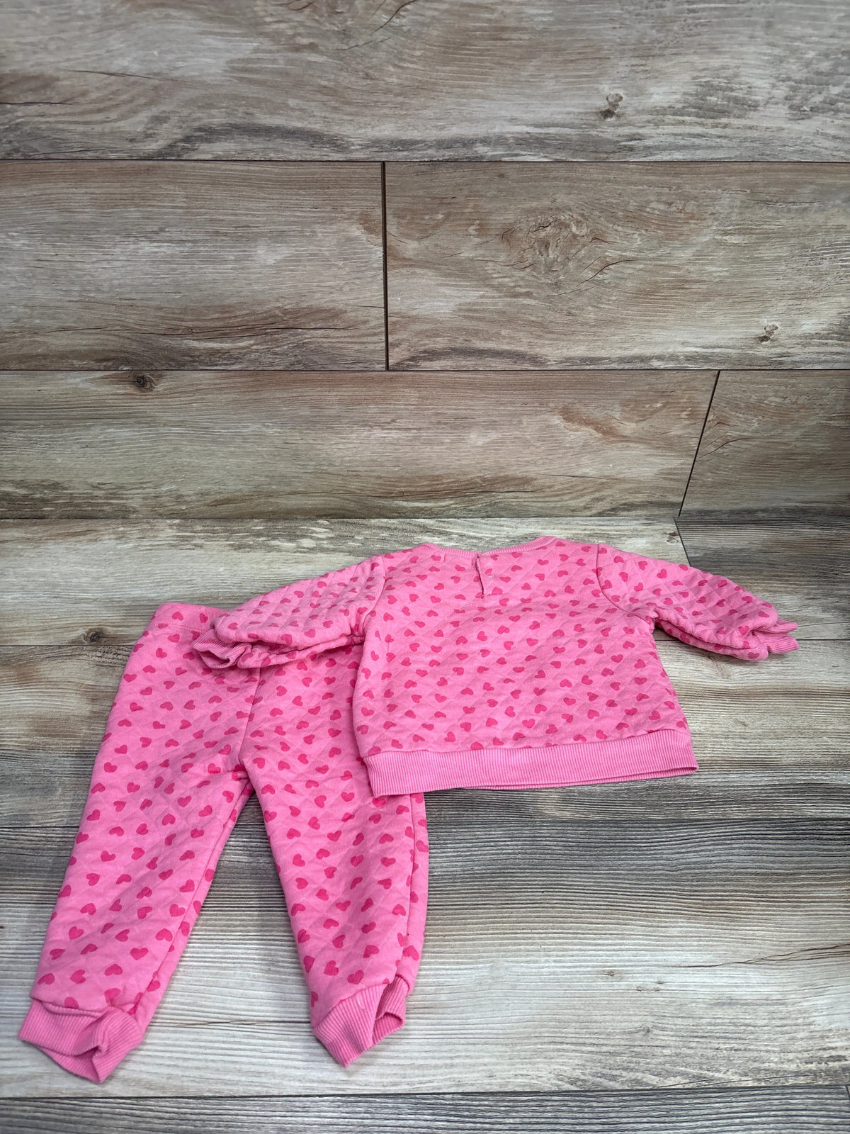 Tahari Baby pink 2-piece quilted sweatshirt and pants set with red heart print on wood background