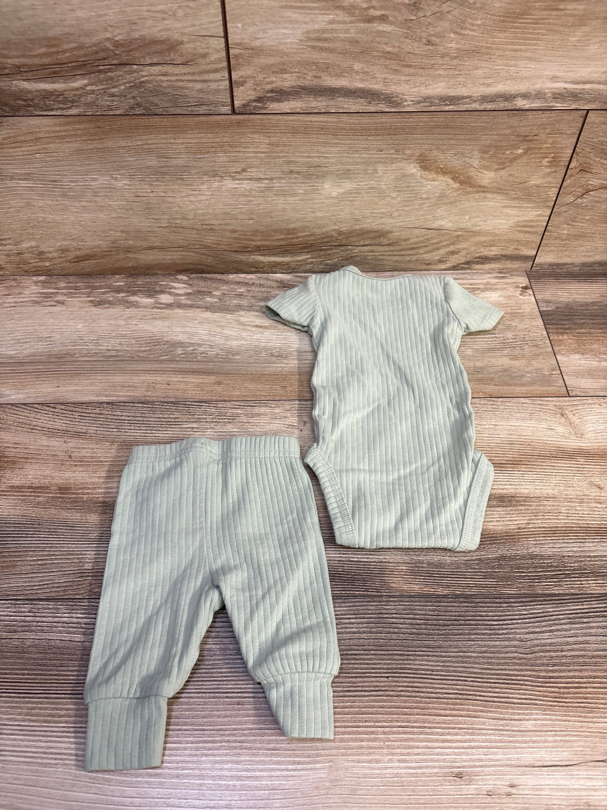 Just One You 2pc Ribbed Bodysuit & Pants Set Green sz Newborn