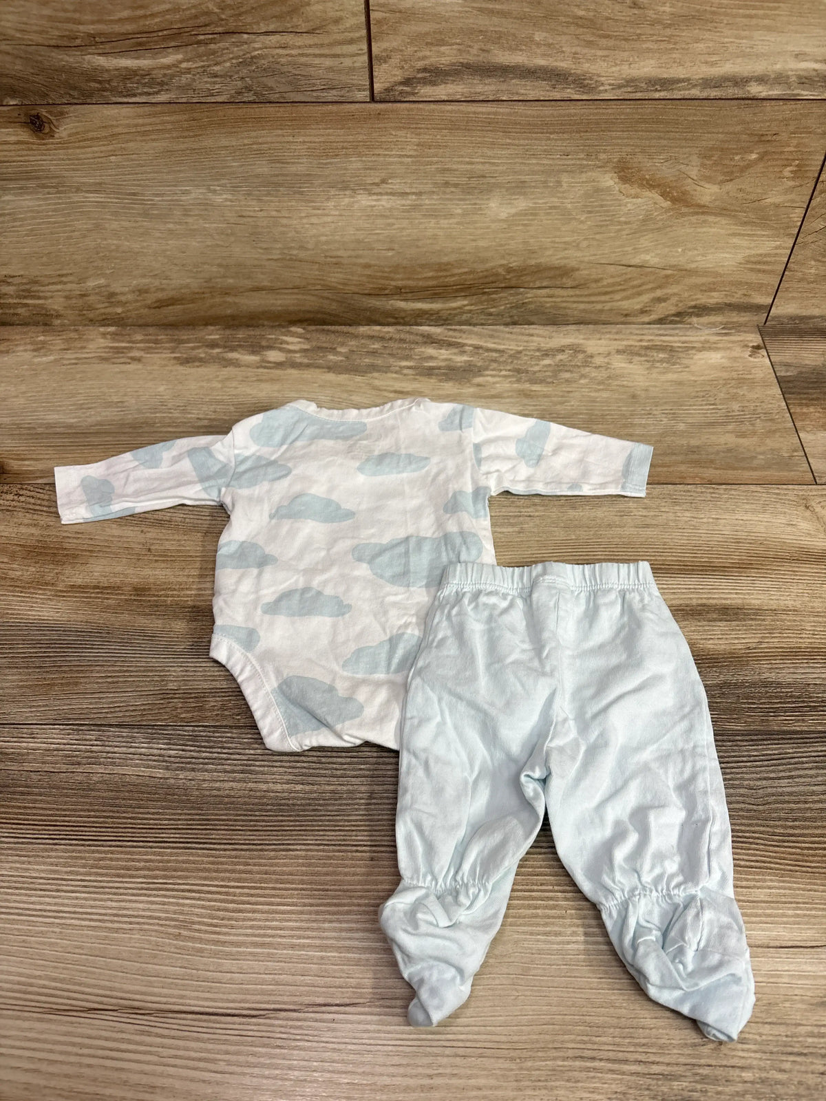 Mighty Goods white preemie 2pc set with cloud print bodysuit and light blue footed pants