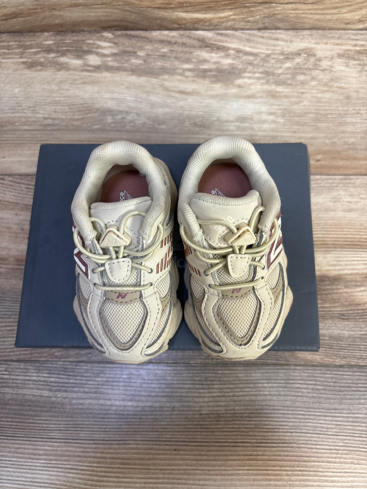 New Balance 9060 Bungee Sneakers Beige sz 5c
