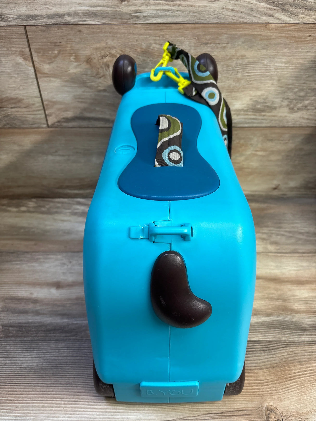 B. toys On The Go Woofer Ride-On Suitcase