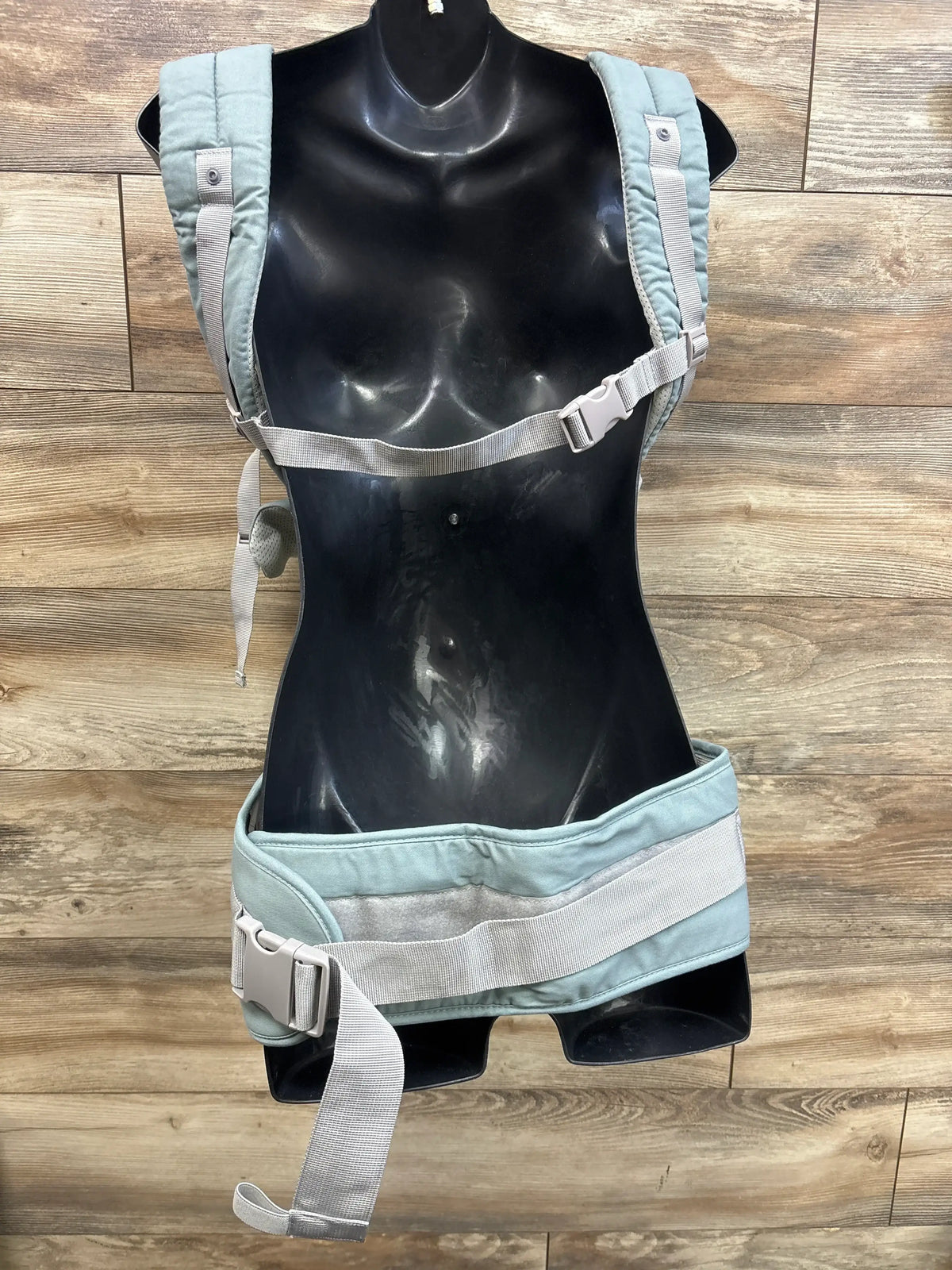 Light blue FRUITEAM 6-in-1 baby carrier with hip seat on a black mannequin