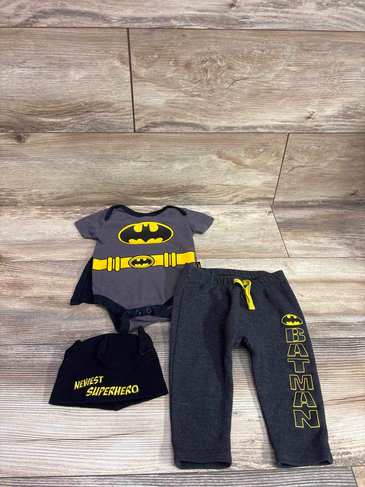 DC Batman 3pc Bodysuit, Joggers, & Hat Set Grey sz 3/6m