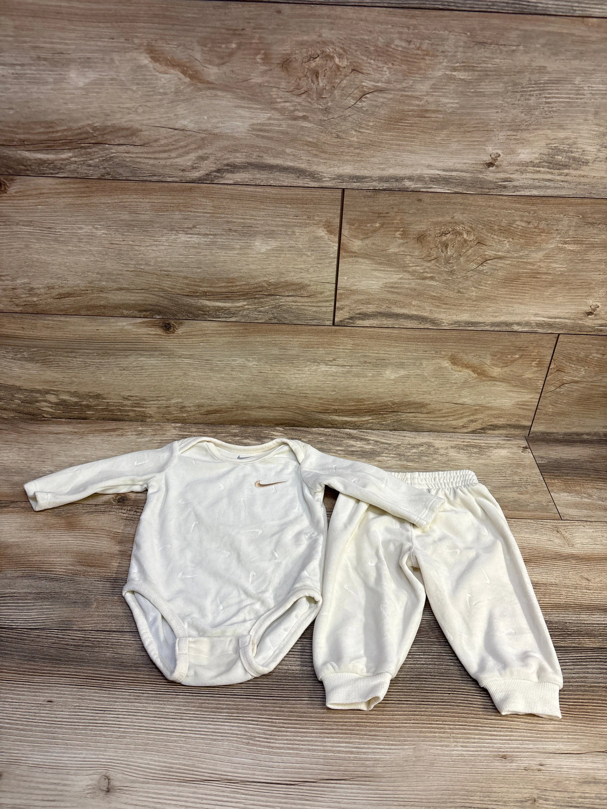 Nike 2pc Velour Long Sleeve Bodysuit & Joggers Set Cream sz 6m