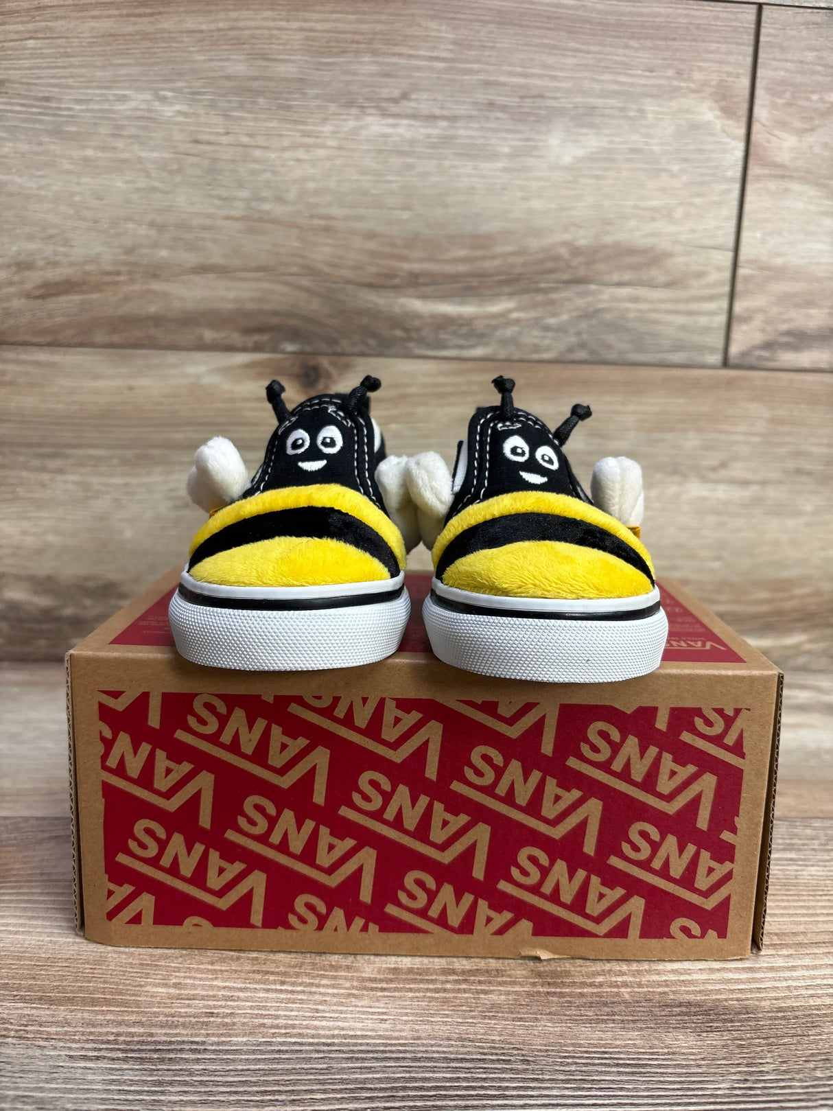 Vans Slip-On V Bee Sneakers sz 6.5c