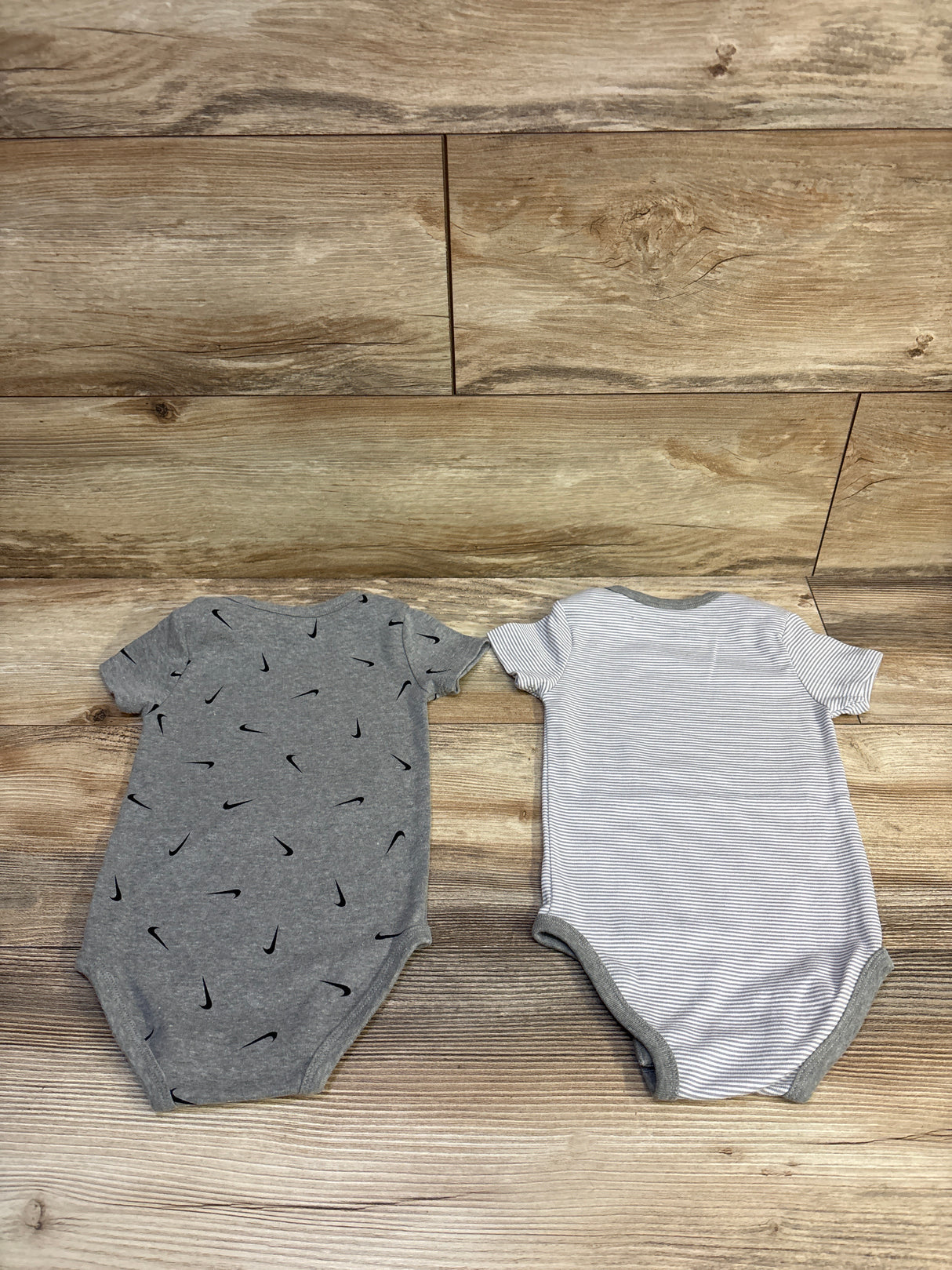 Nike 2pk Bodysuits Grey sz 18m
