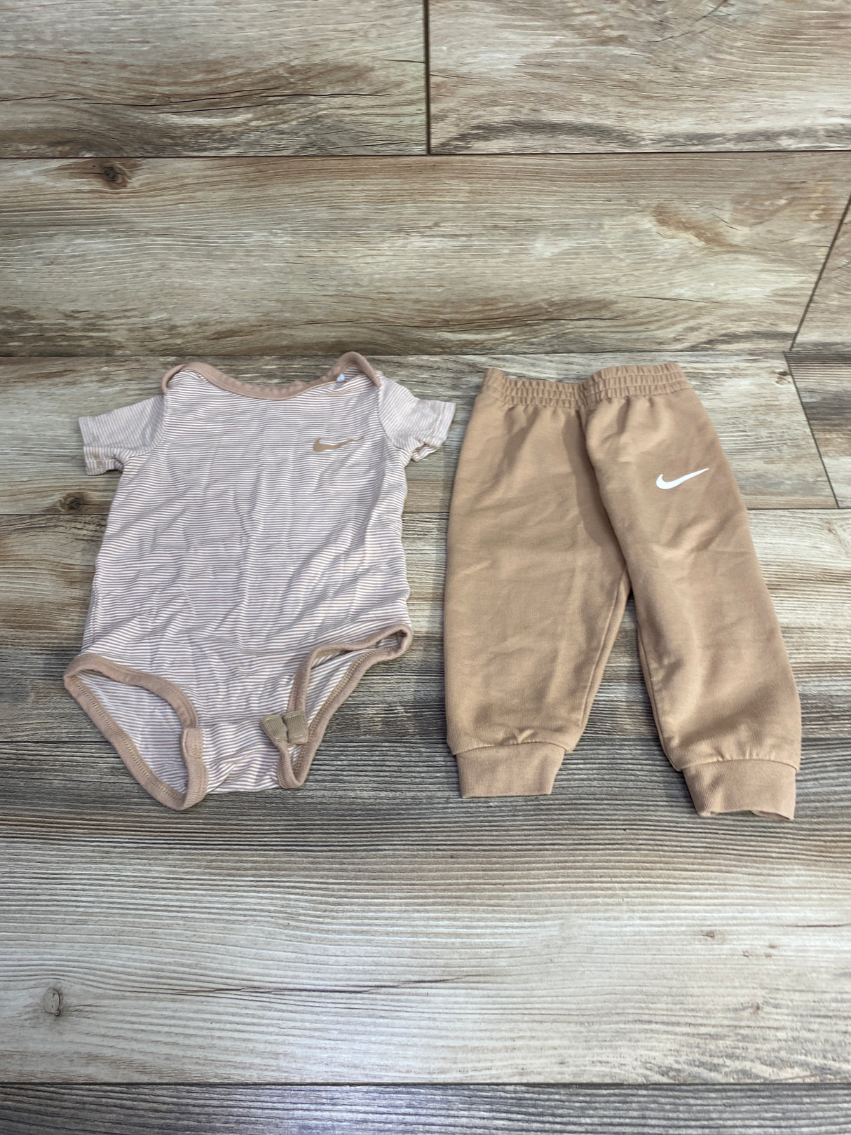 Nike 2pc Bodysuit & Pants Set Tan sz 6m