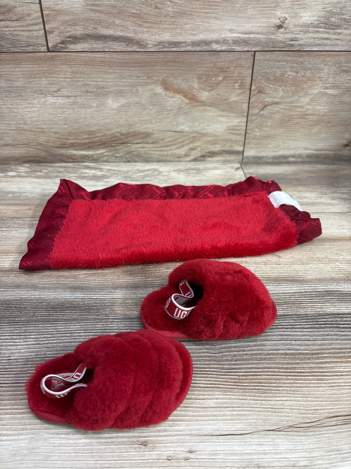 UGG 2pc Fluff Yeah Slides & Baby Blanket in Red sz 4/5c
