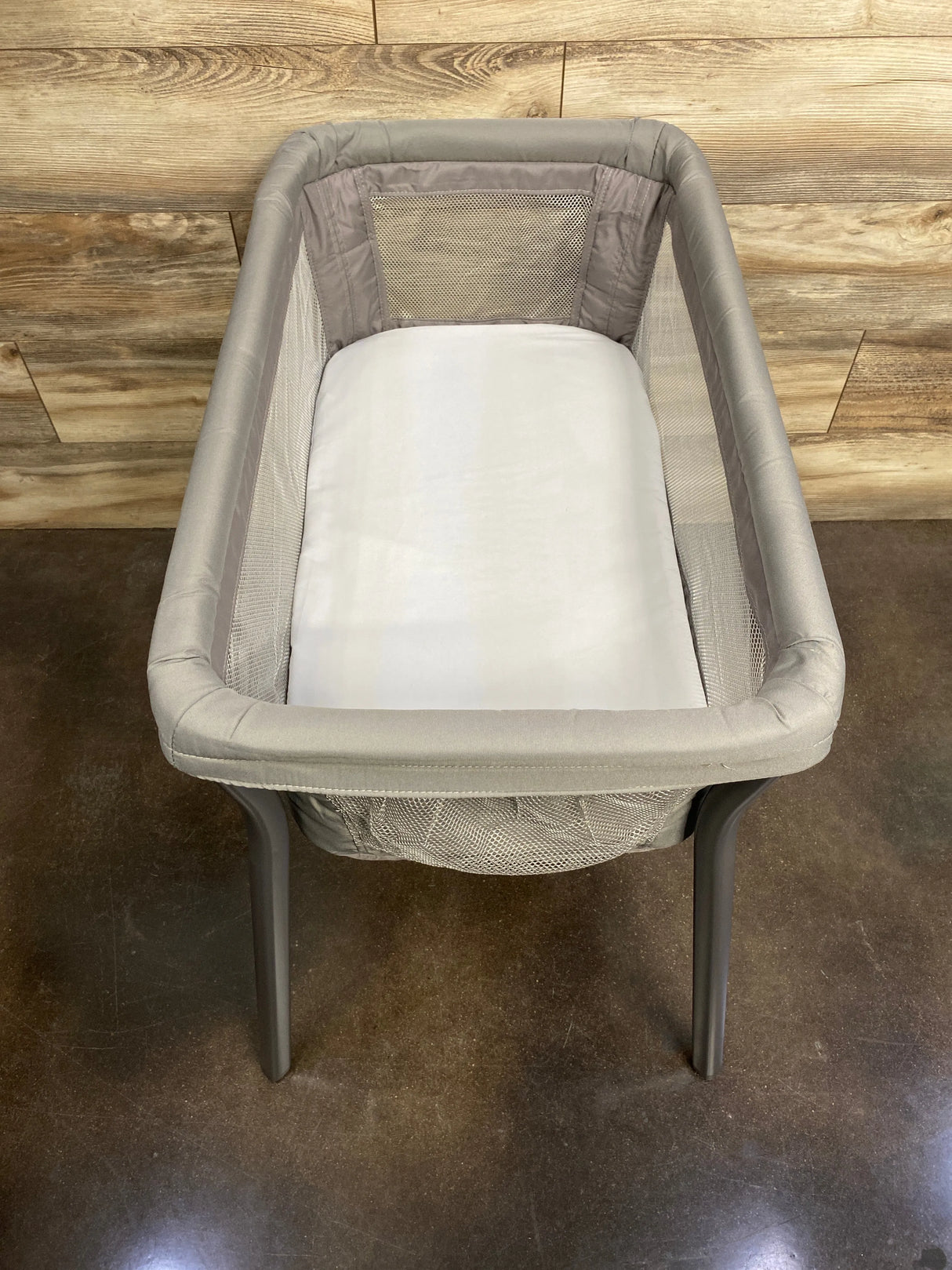 NEW Chicco LullaGo Anywhere Portable Bassinet in Sandstone
