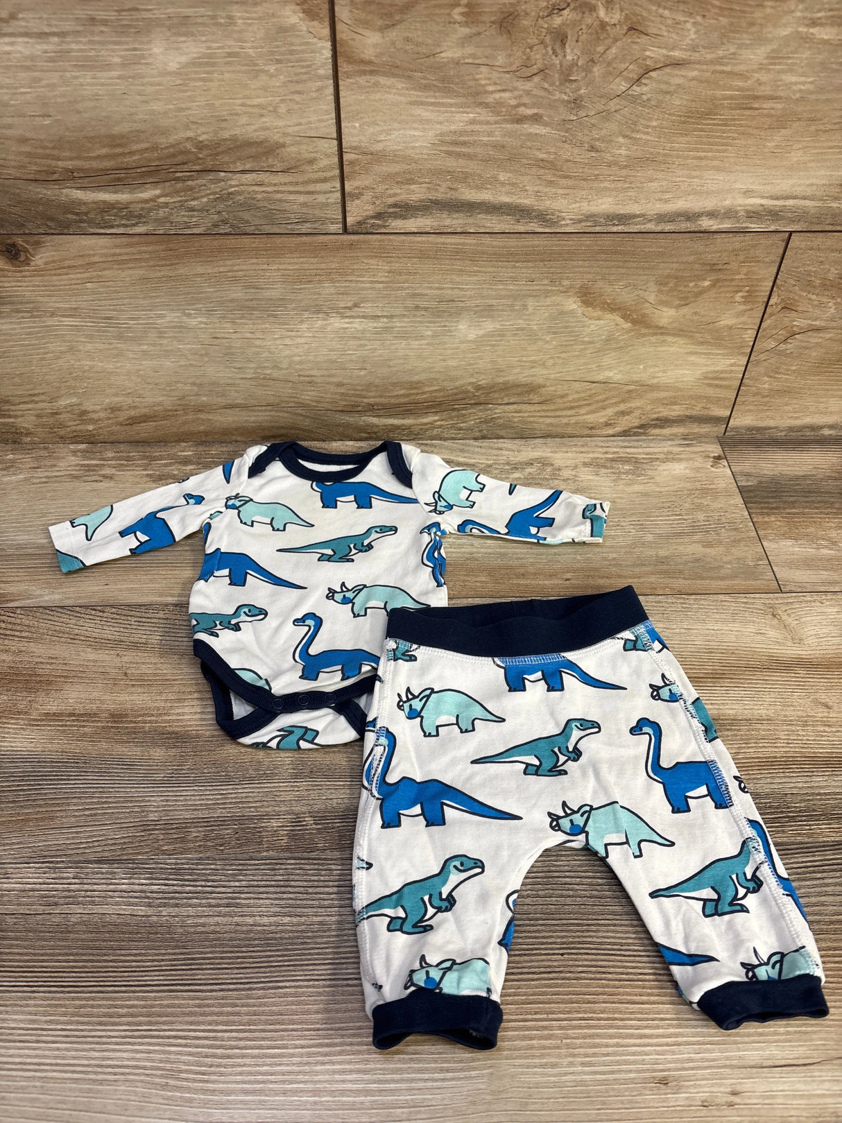 M + A by Monica + Andy 2pc Dinosaur Bodysuit & Pants Set White sz Newborn