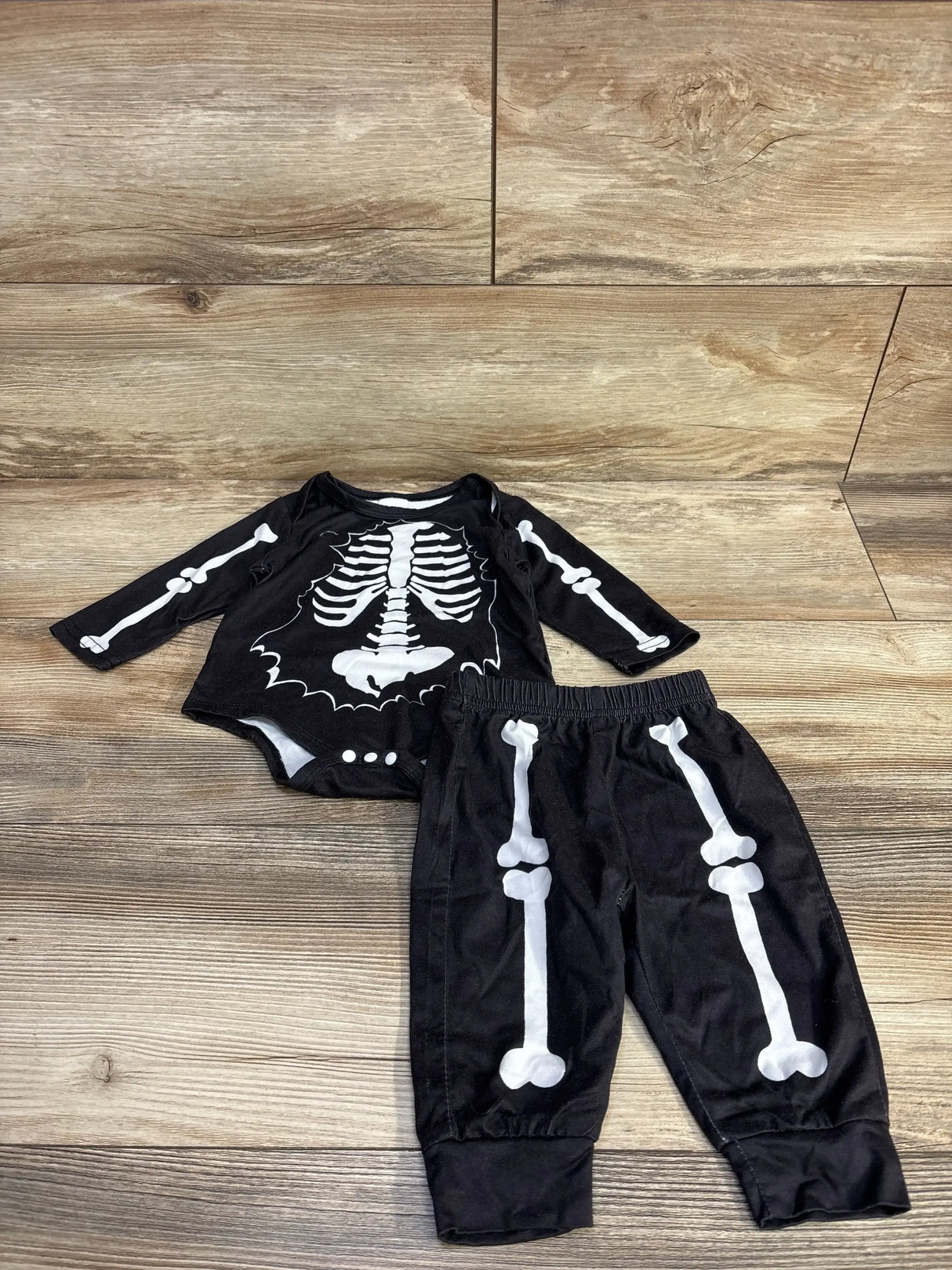 Black skeleton print baby Halloween outfit with long sleeve bodysuit and pants, perfect for kids' costume