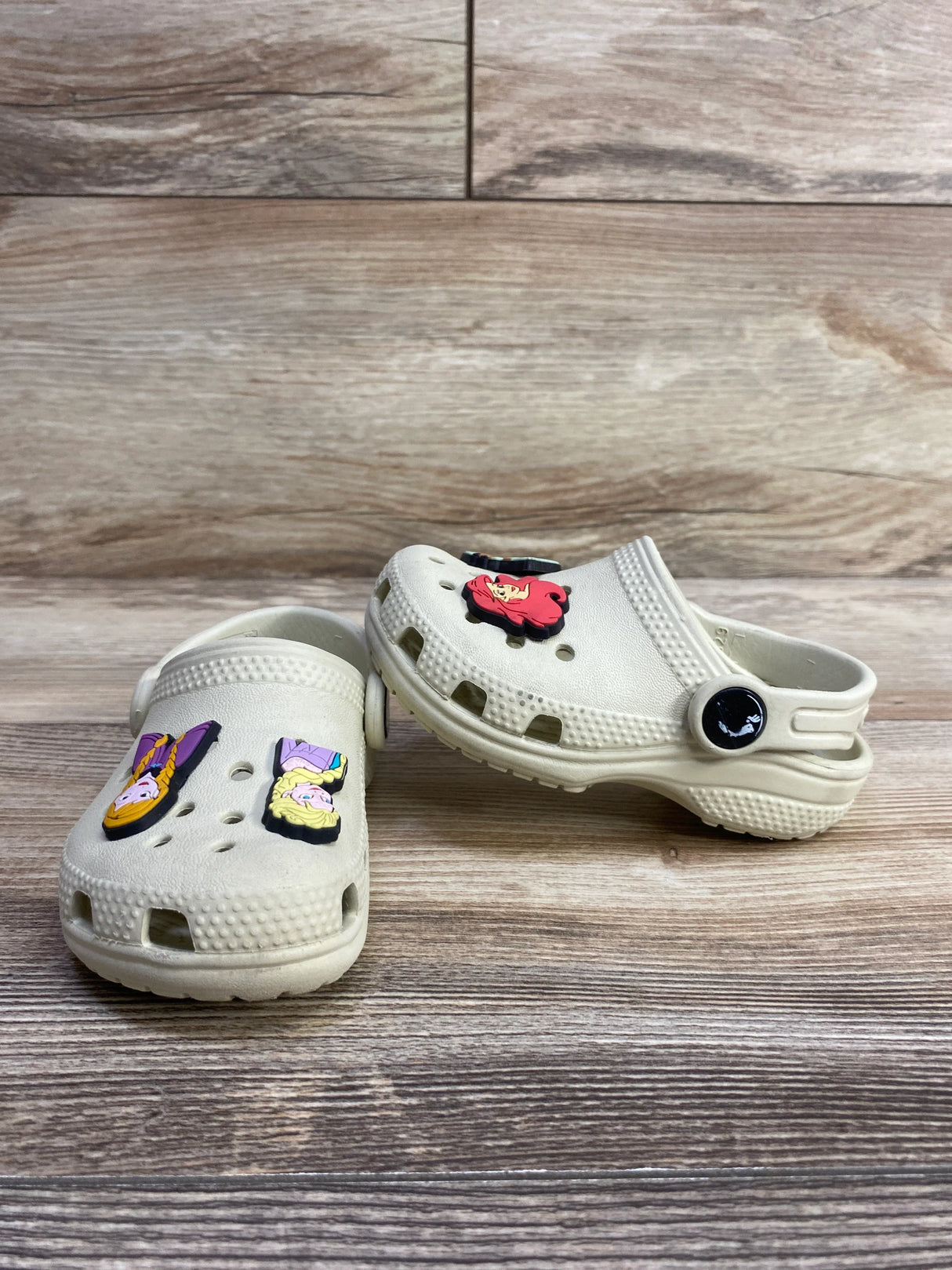 Crocs Classic Clogs w/ Disney Princess Jibbits Beige sz 6c