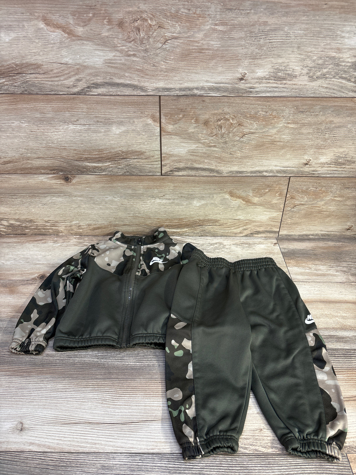 Nike 2pc Tracksuit Camo Green sz 3T
