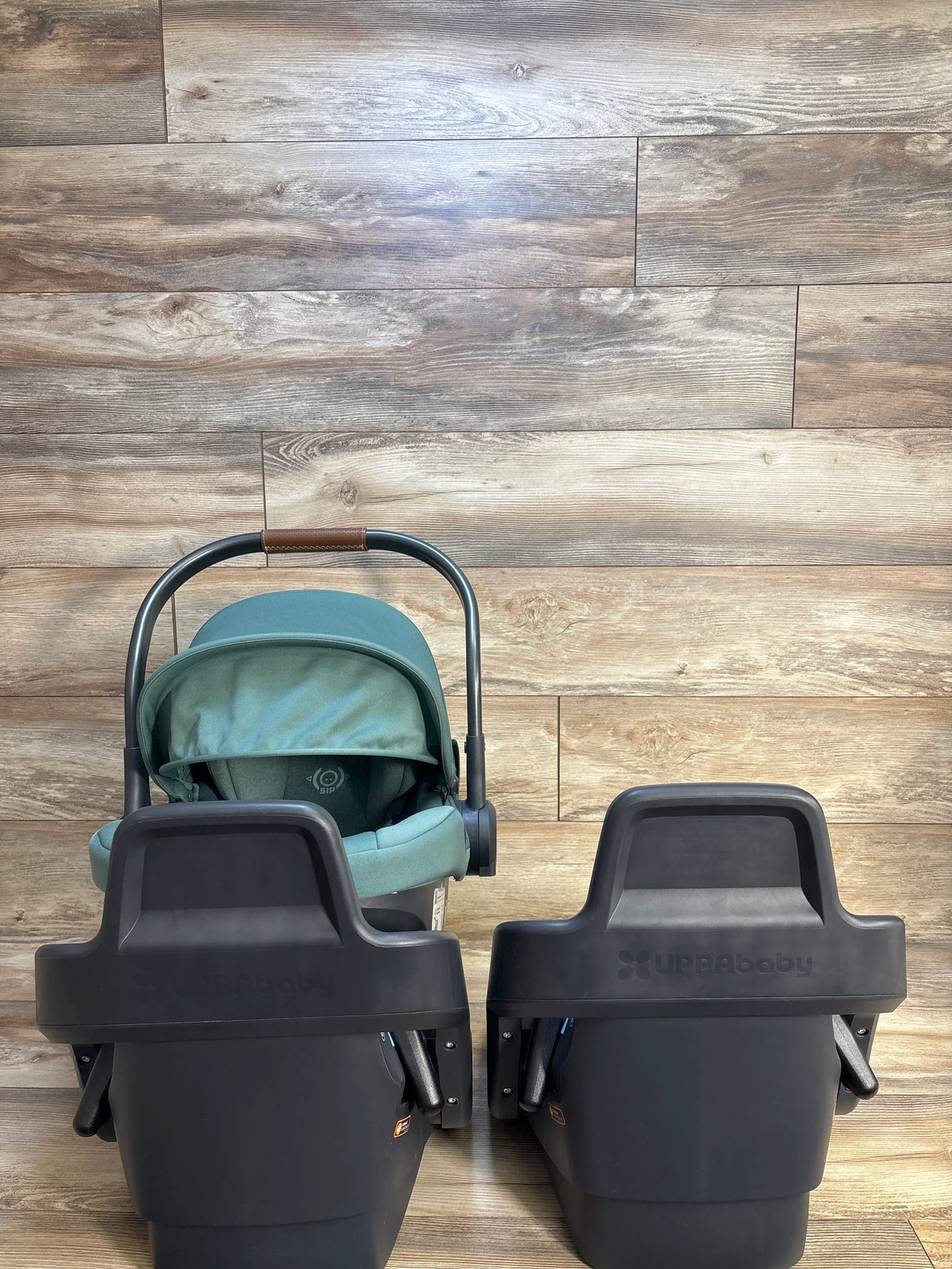 UPPAbaby Aria Infant Car Seat + Two Bases in Gwen