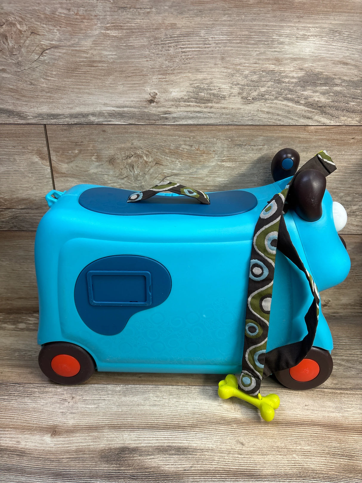 B. toys On The Go Woofer Ride-On Suitcase