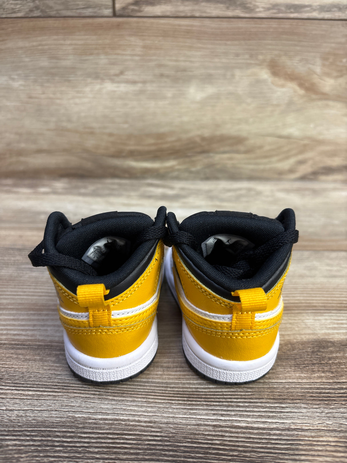 Jordan 1 Mid 'University Gold' Sneakers sz 4c