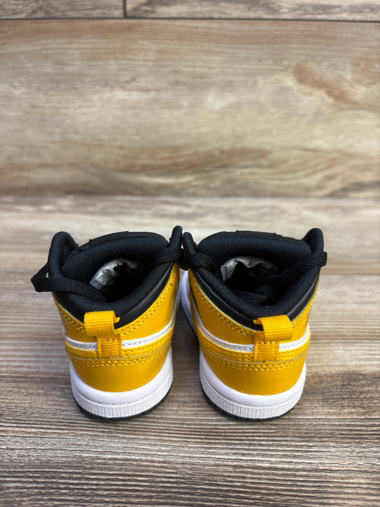 Jordan 1 Mid 'University Gold' Sneakers sz 4c