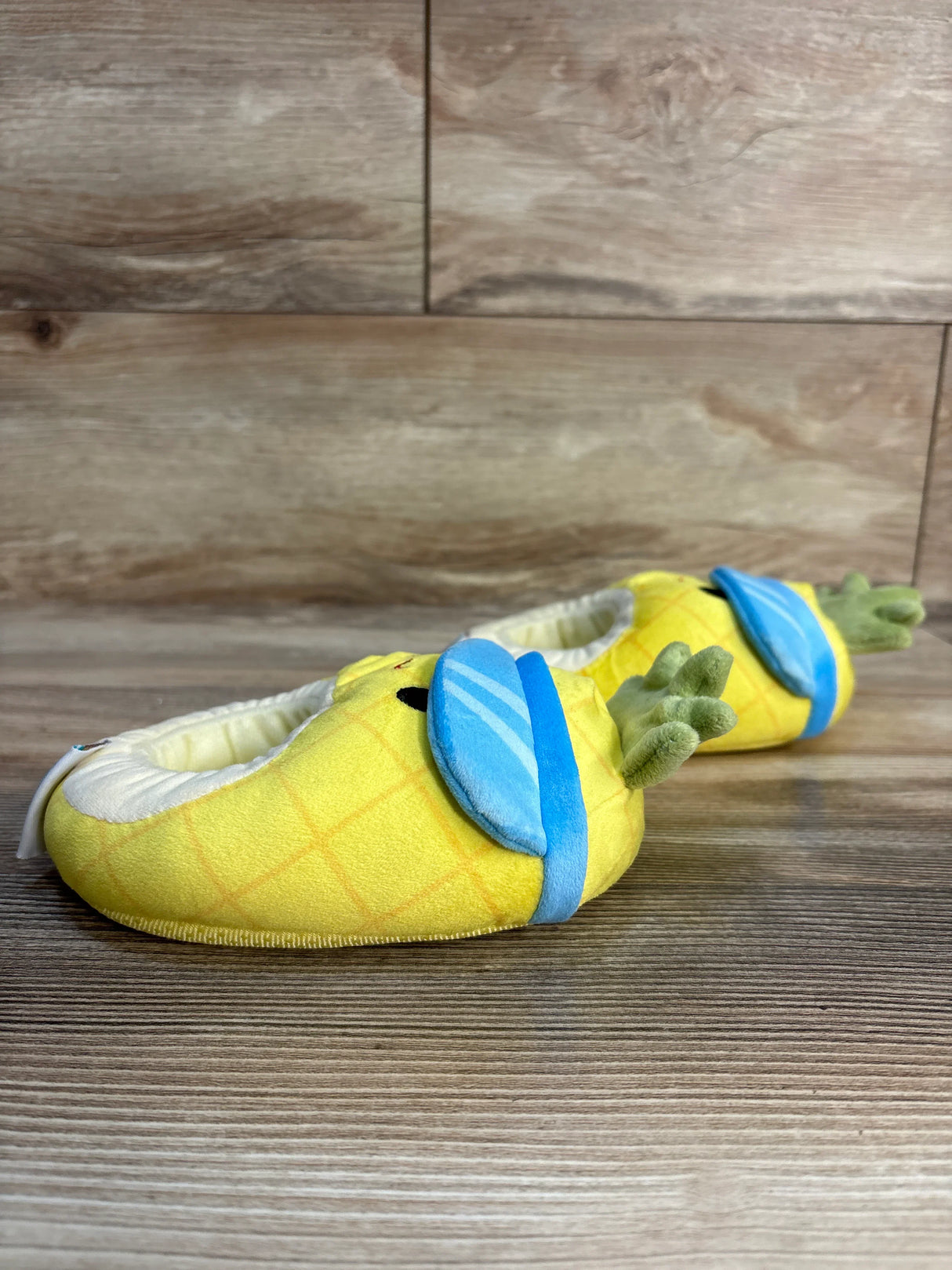 Squishmallows Maui the Pineapple Slippers Yellow sz 7-8c