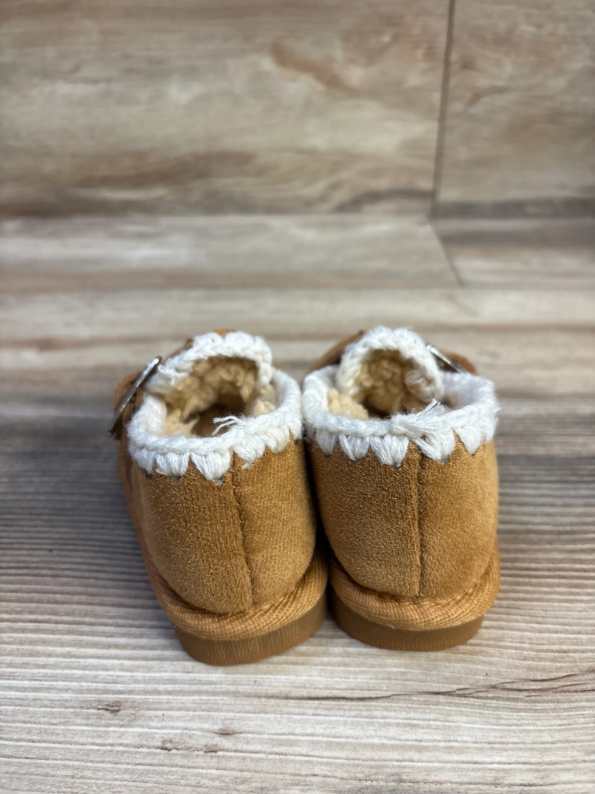 Capelli Sherpa Buckle Slippers Brown sz 4/5c