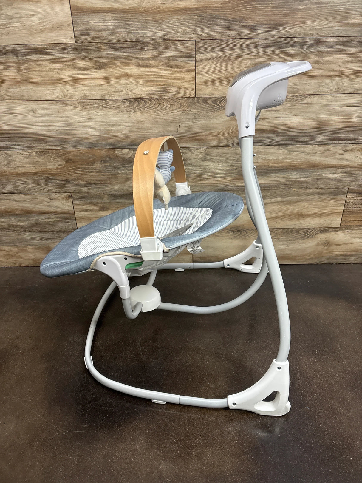 Ingenuity SimpleComfort Compact Swing with Wood Toy Bar - Chambray*