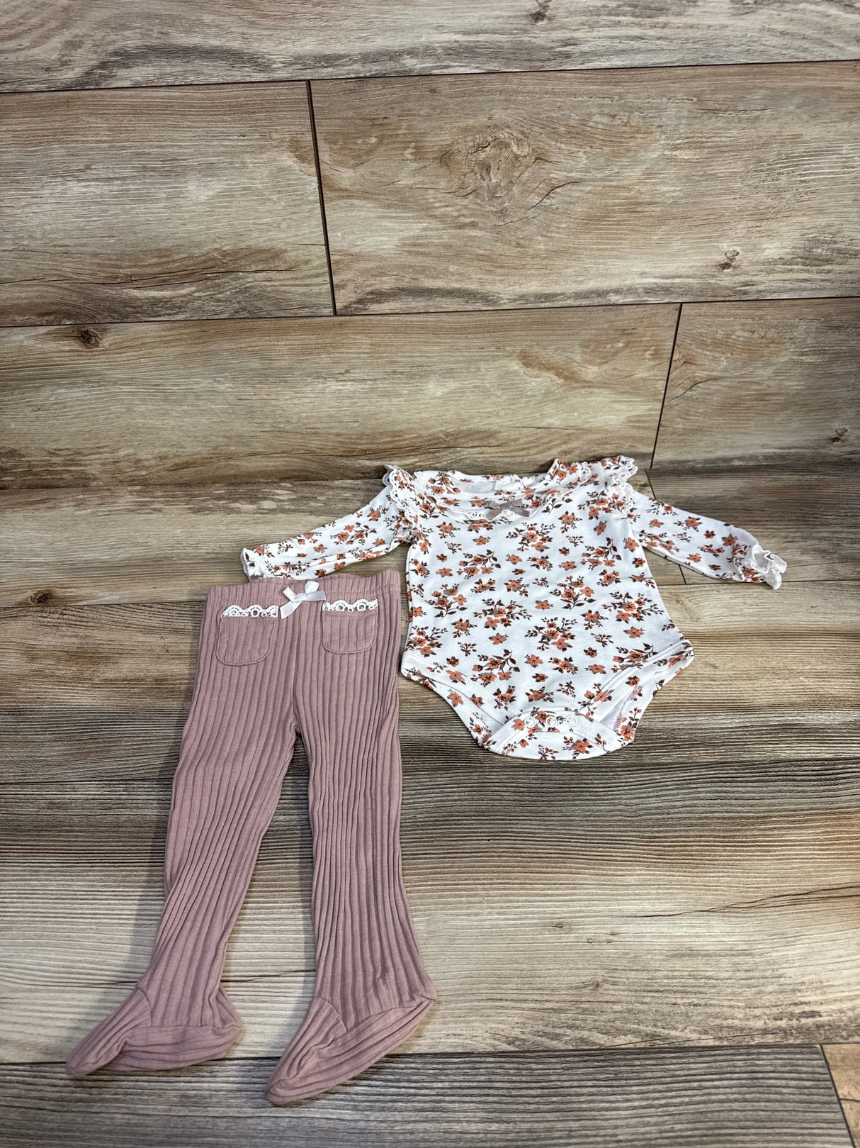Daisy fuentes 2pc Floral Bodysuit & Ribbed Footed Pants Set White sz 6-9m