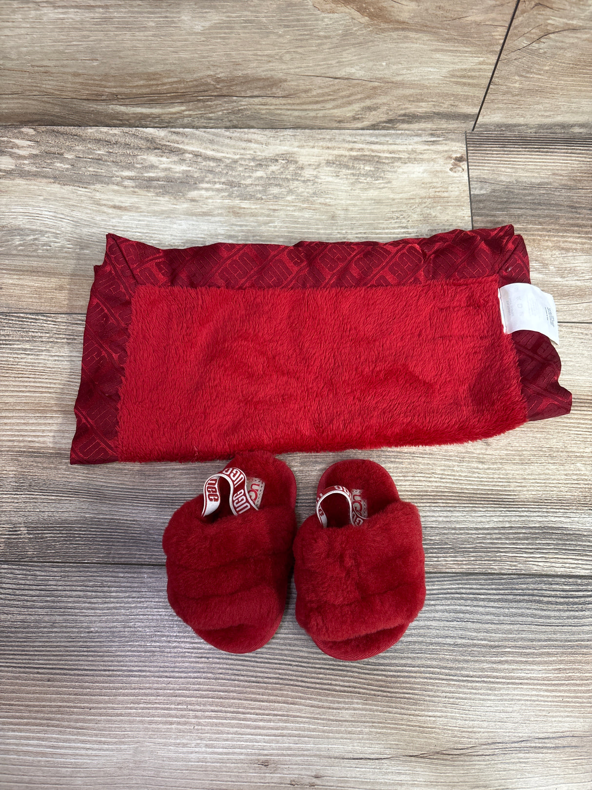 UGG 2pc Fluff Yeah Slides & Baby Blanket in Red sz 4/5c