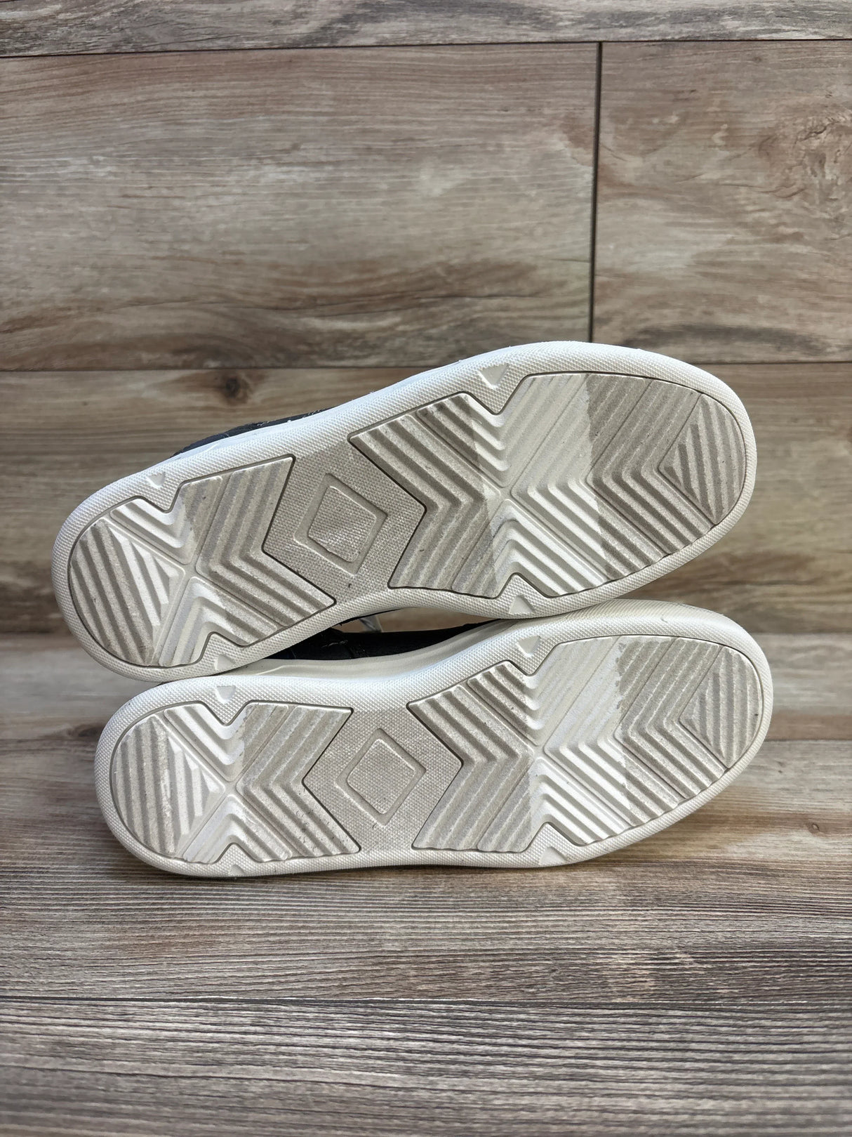 Bottom view of NEW Art Class Geoff High Top Sneakers in grey sz 4Y showcasing white rubber soles with geometric tread pattern on wood background