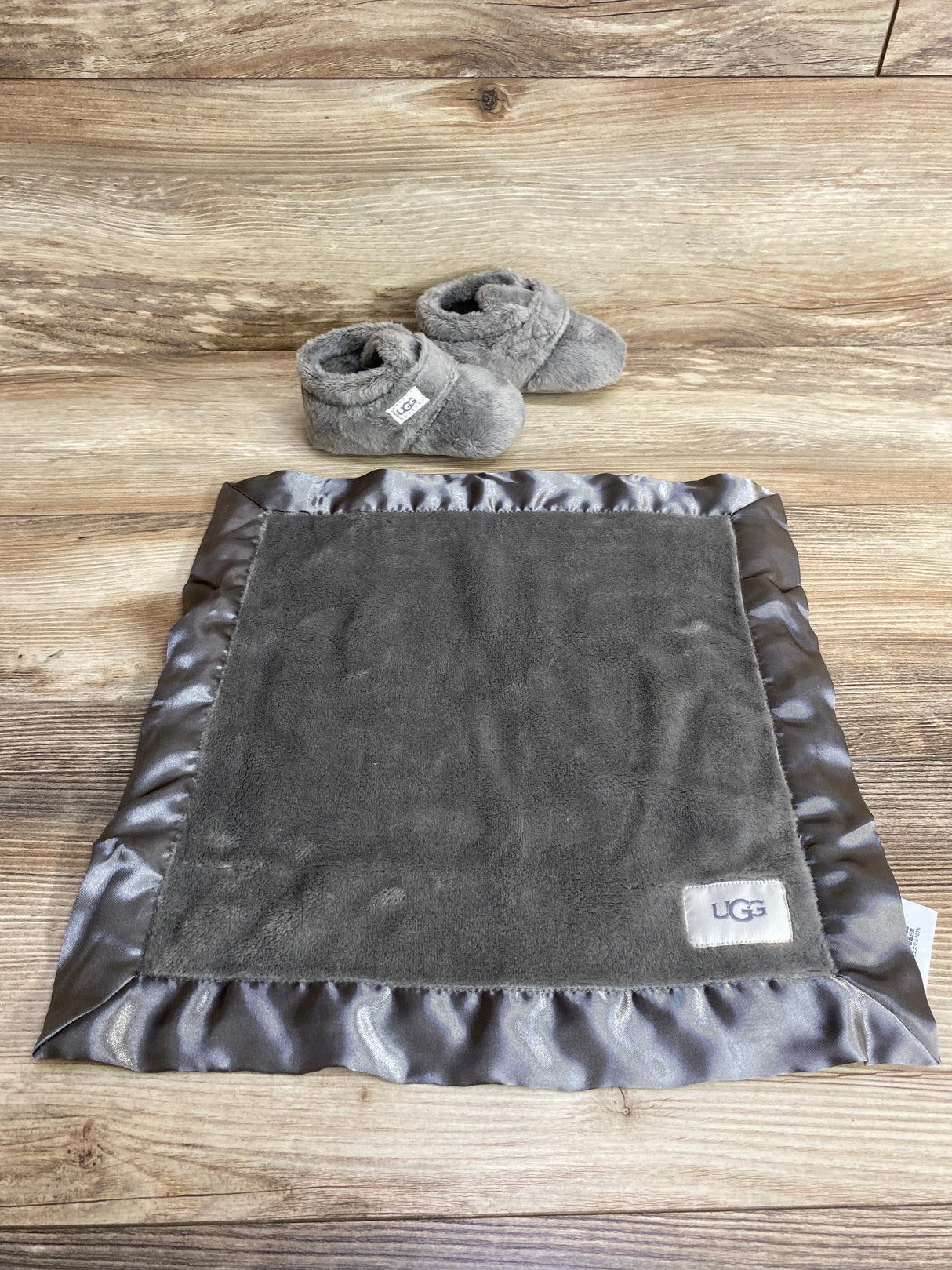 UGG Baby Bixbee & Lovey Gift Set Grey sz 4/5c