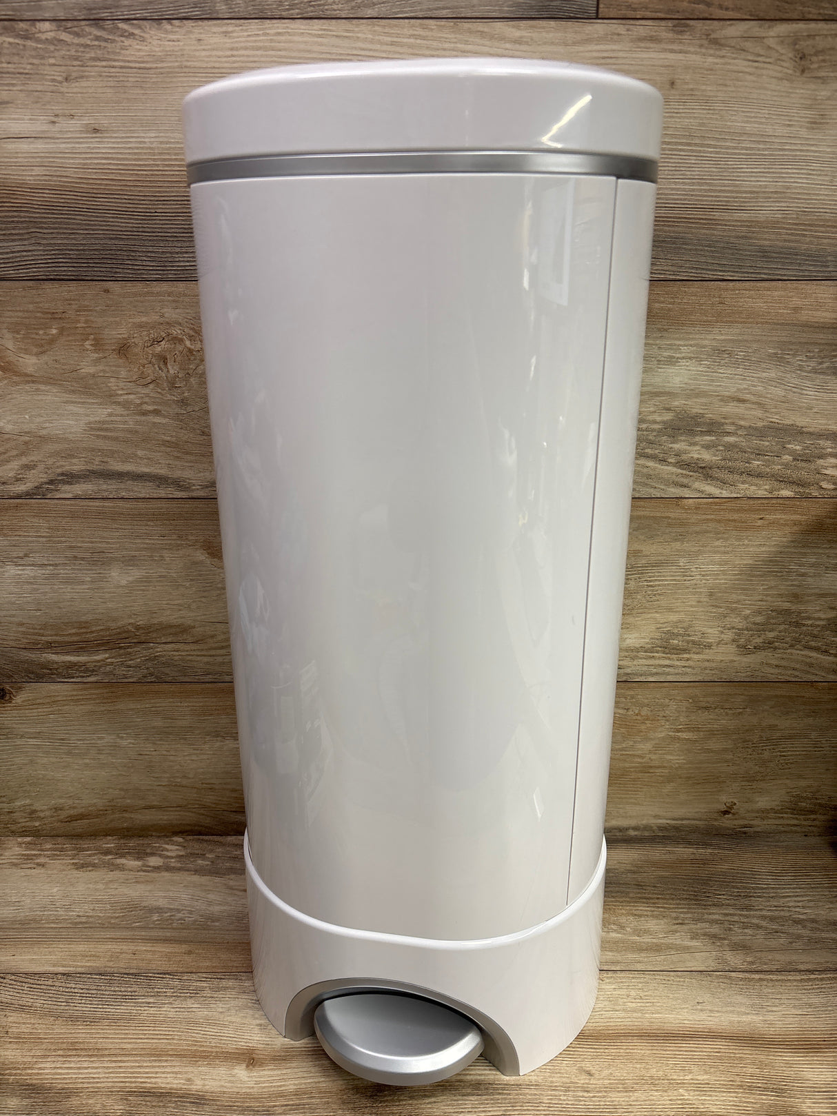 Munchkin STEP Diaper Pail, Powered by Arm & Hammer w/ Snap, Seal, & Toss Refills