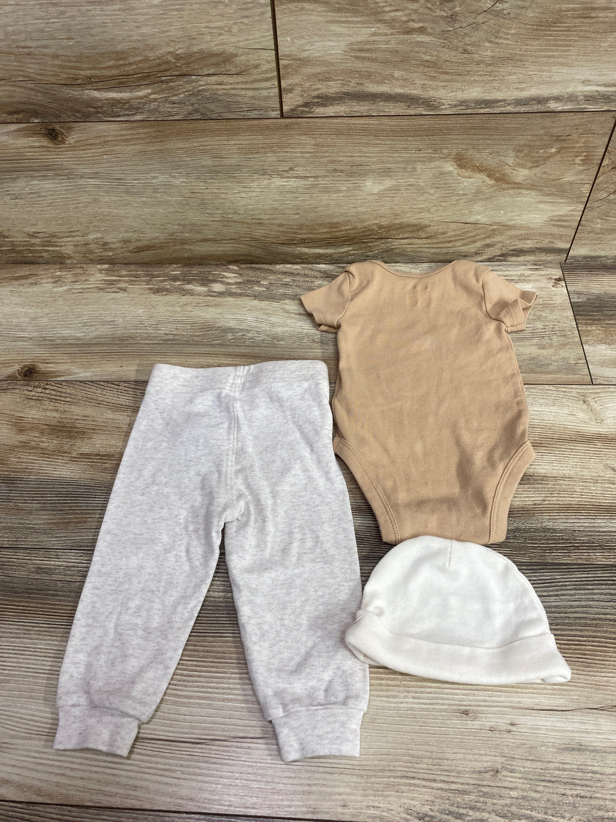 Nike 3pc Bodysuit, Pants, & Hat Set Tan sz 0-6m