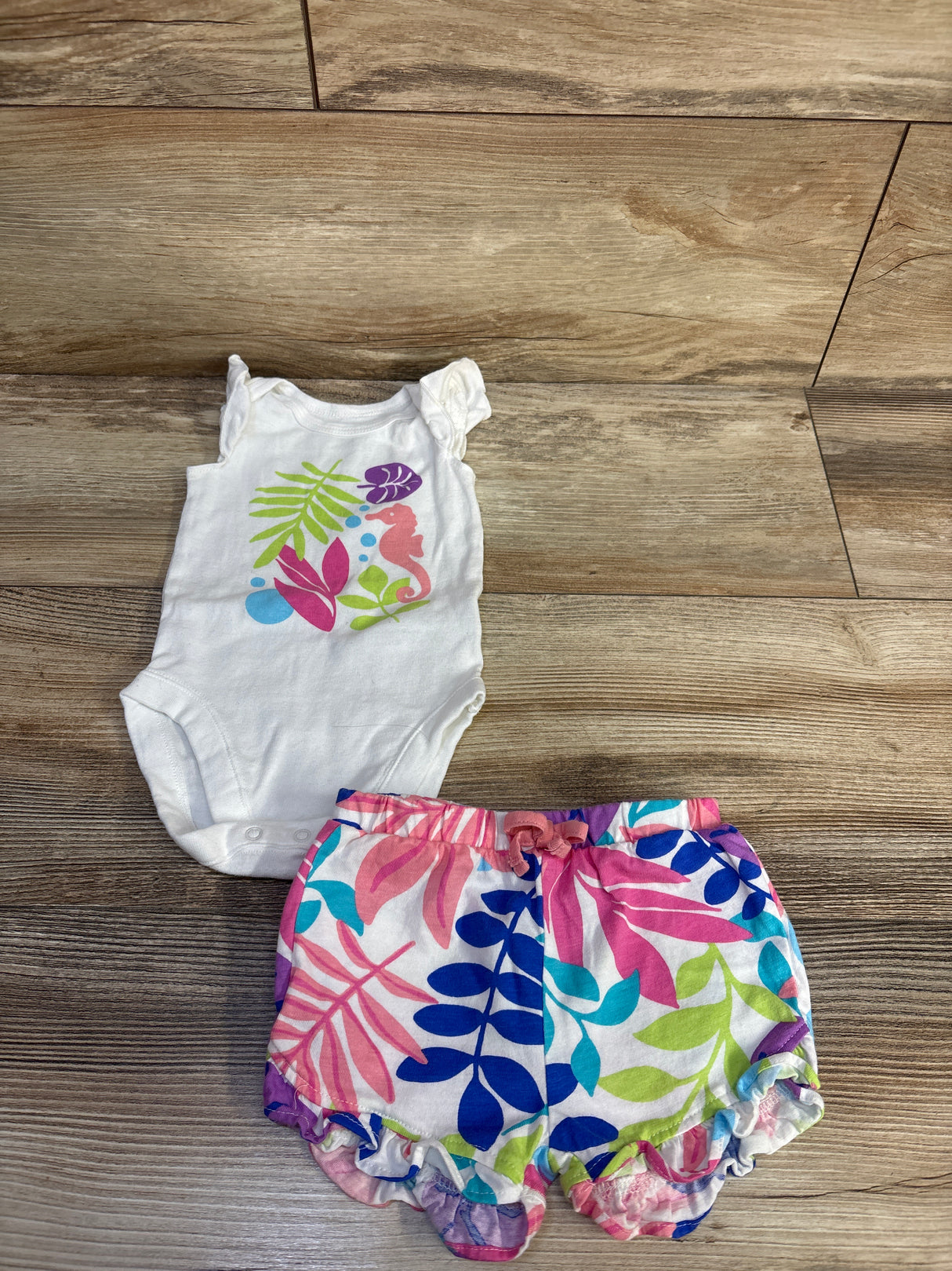 Children's Place 2pc Bodysuit & Shorts Set White sz 3-6m