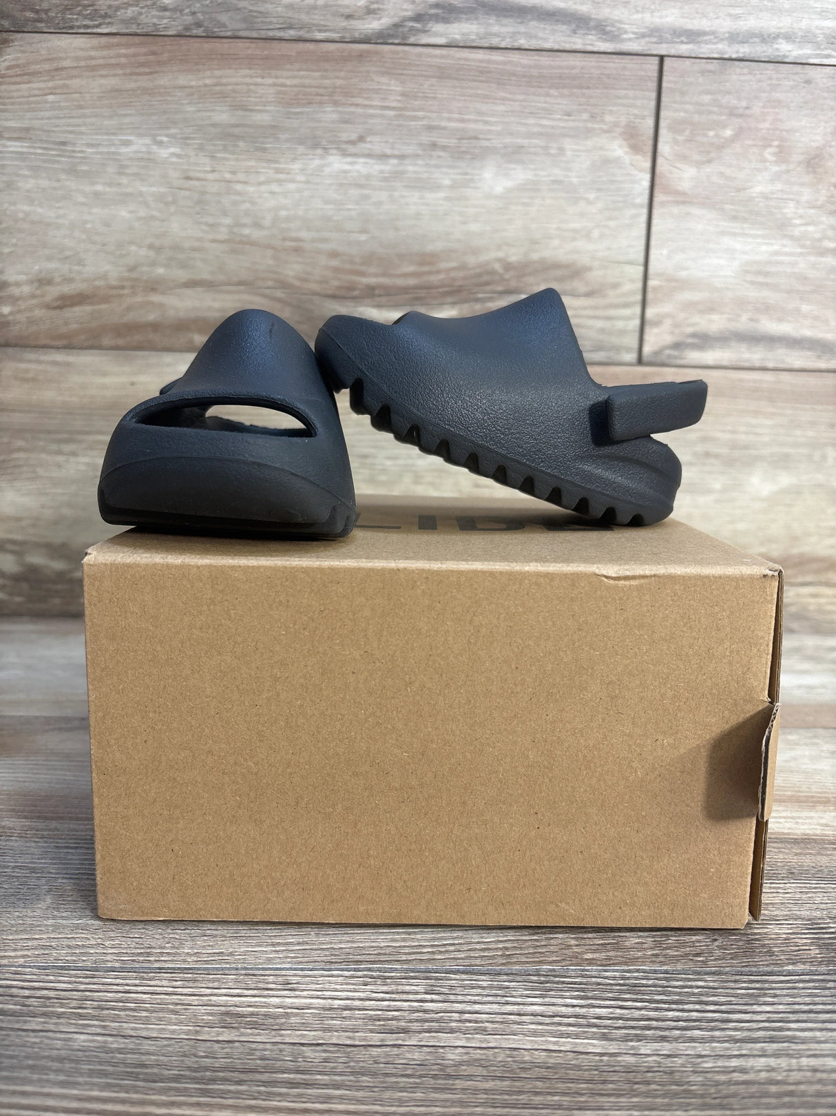 Adidas Yeezy Slides in Onyx sz 6c