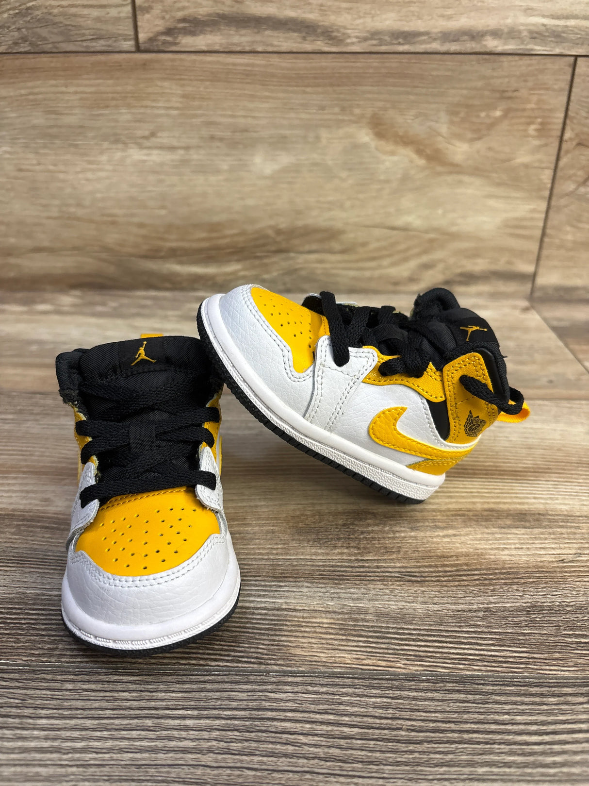 Jordan 1 Mid 'University Gold' Sneakers sz 4c