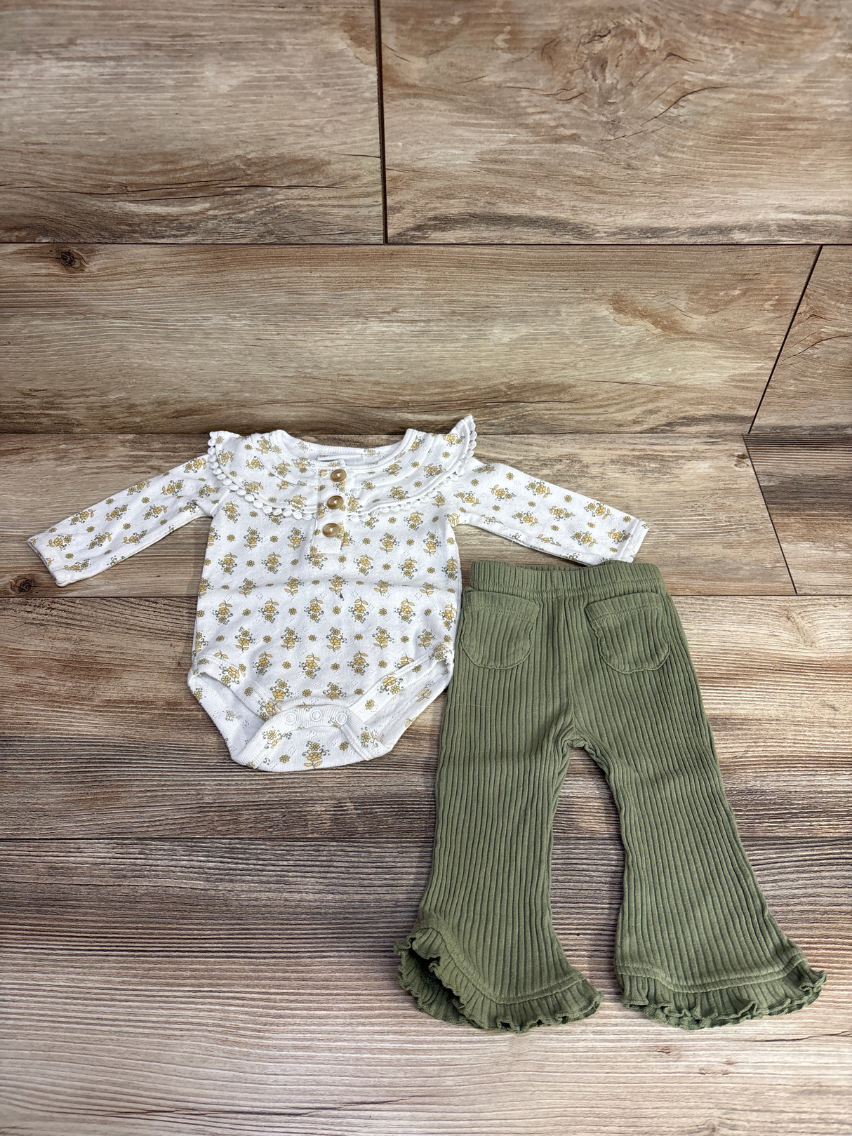 Daisy Fuentes 2pc Floral Bodysuit & Ribbed Bottoms White sz 0-3m